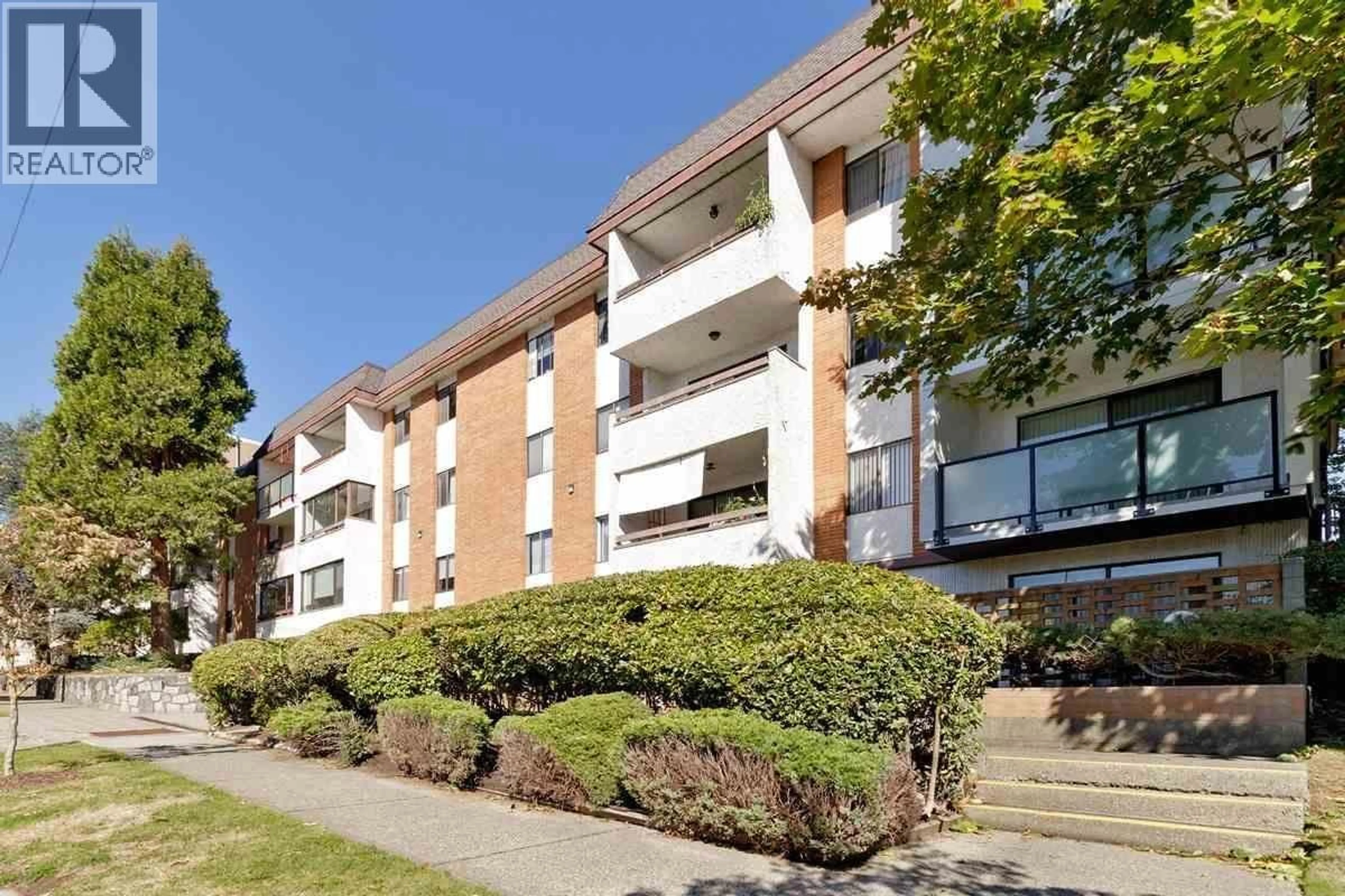 A pic from outside/outdoor area/front of a property/back of a property/a pic from drone, unknown for 112 - 515 ELEVENTH STREET, New Westminster British Columbia V3M4G4