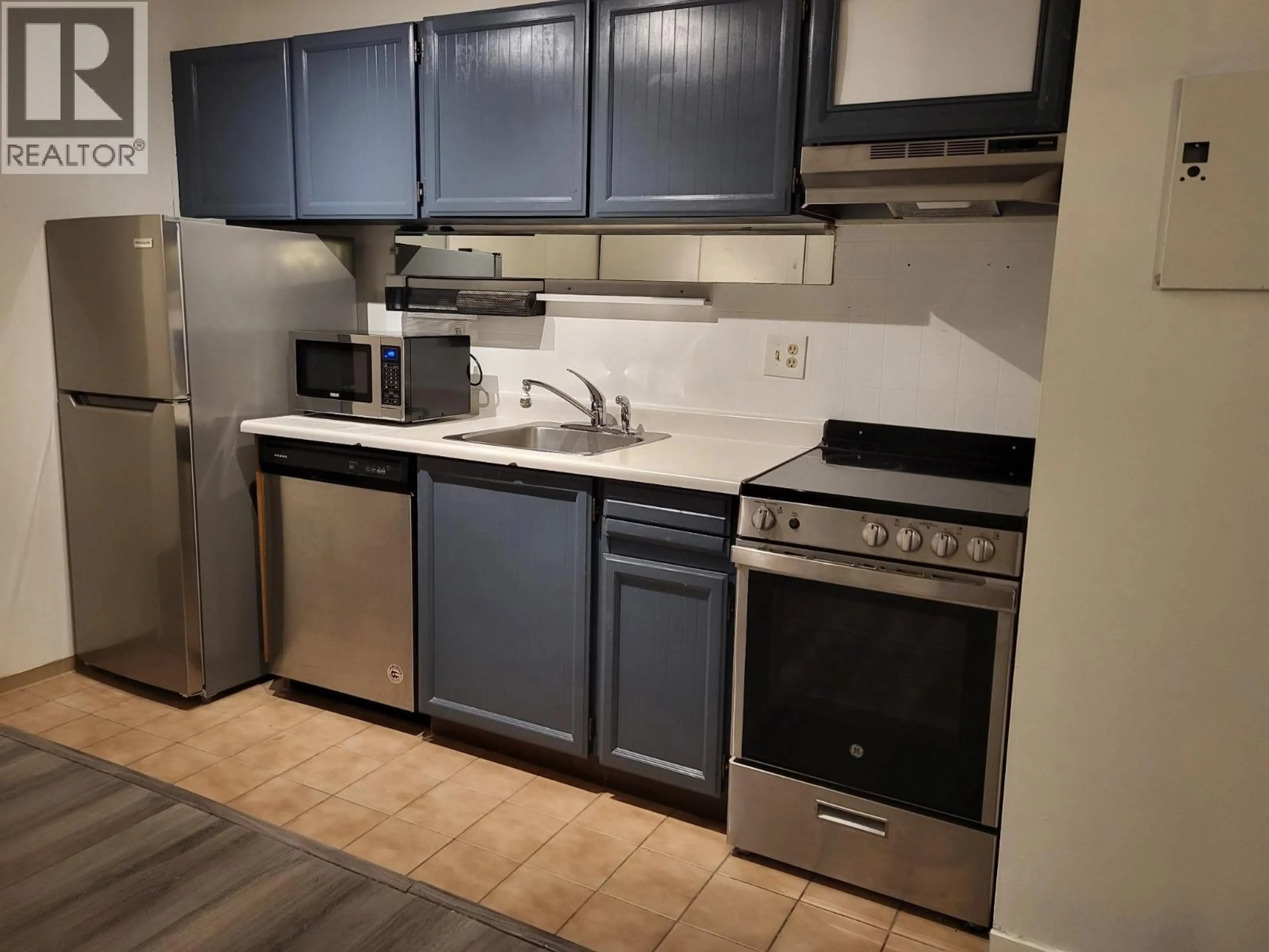 Standard kitchen, unknown for 112 - 515 ELEVENTH STREET, New Westminster British Columbia V3M4G4