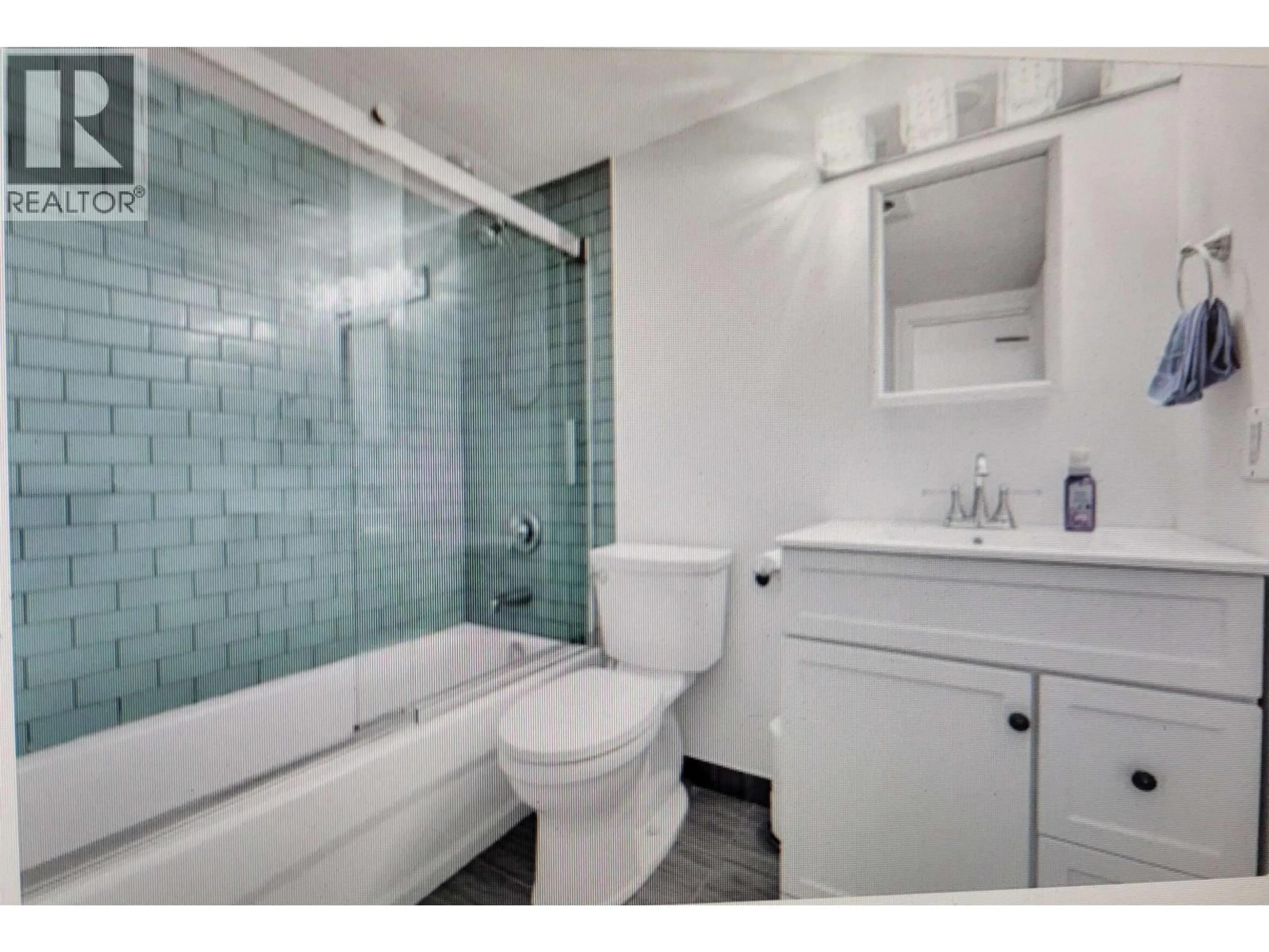 Standard bathroom, ceramic/tile floor for 112 - 515 ELEVENTH STREET, New Westminster British Columbia V3M4G4