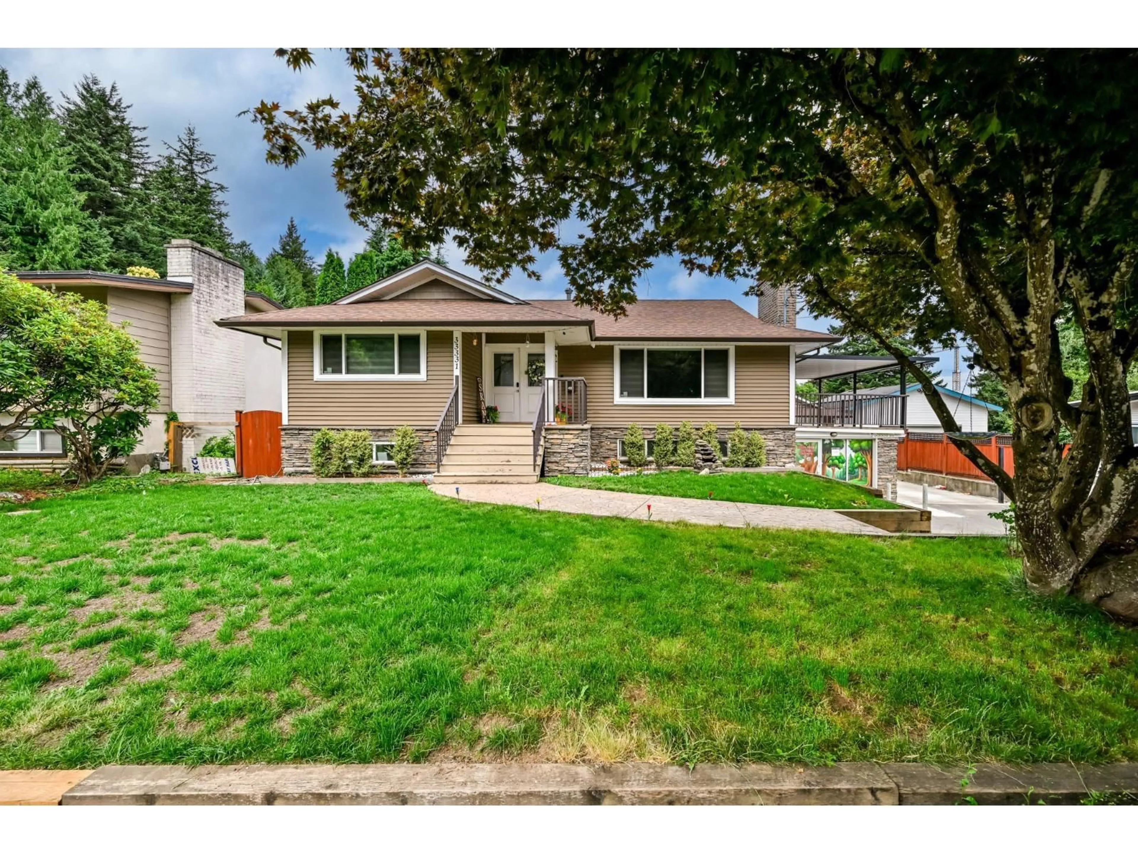 Home with vinyl exterior material, street for 33331 LYNN AVENUE, Abbotsford British Columbia V2S1E1