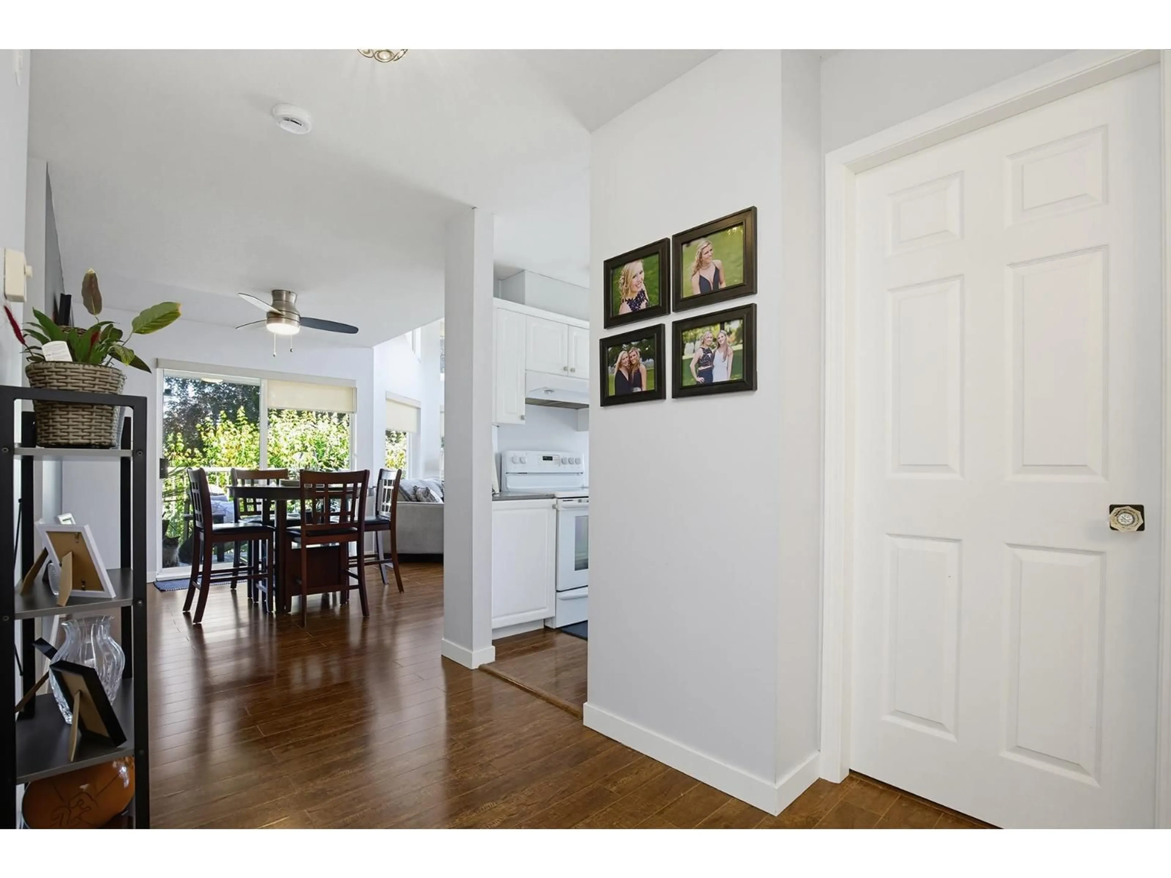 Indoor entryway for 303 - 33669 2ND AVENUE, Mission British Columbia V2V6Z4