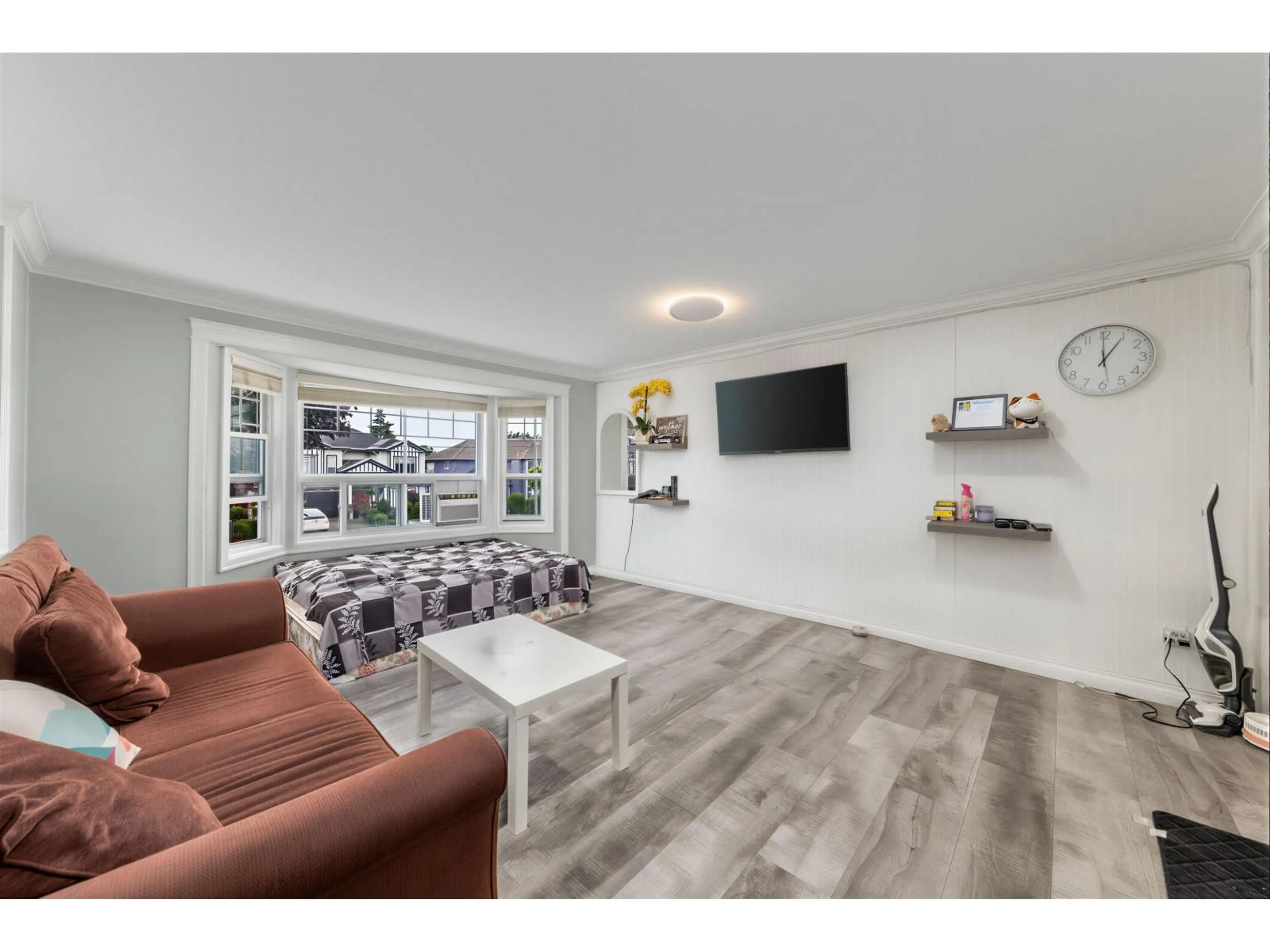 Living room with furniture, unknown for 13111 73A AVENUE, Surrey British Columbia V3W2R8