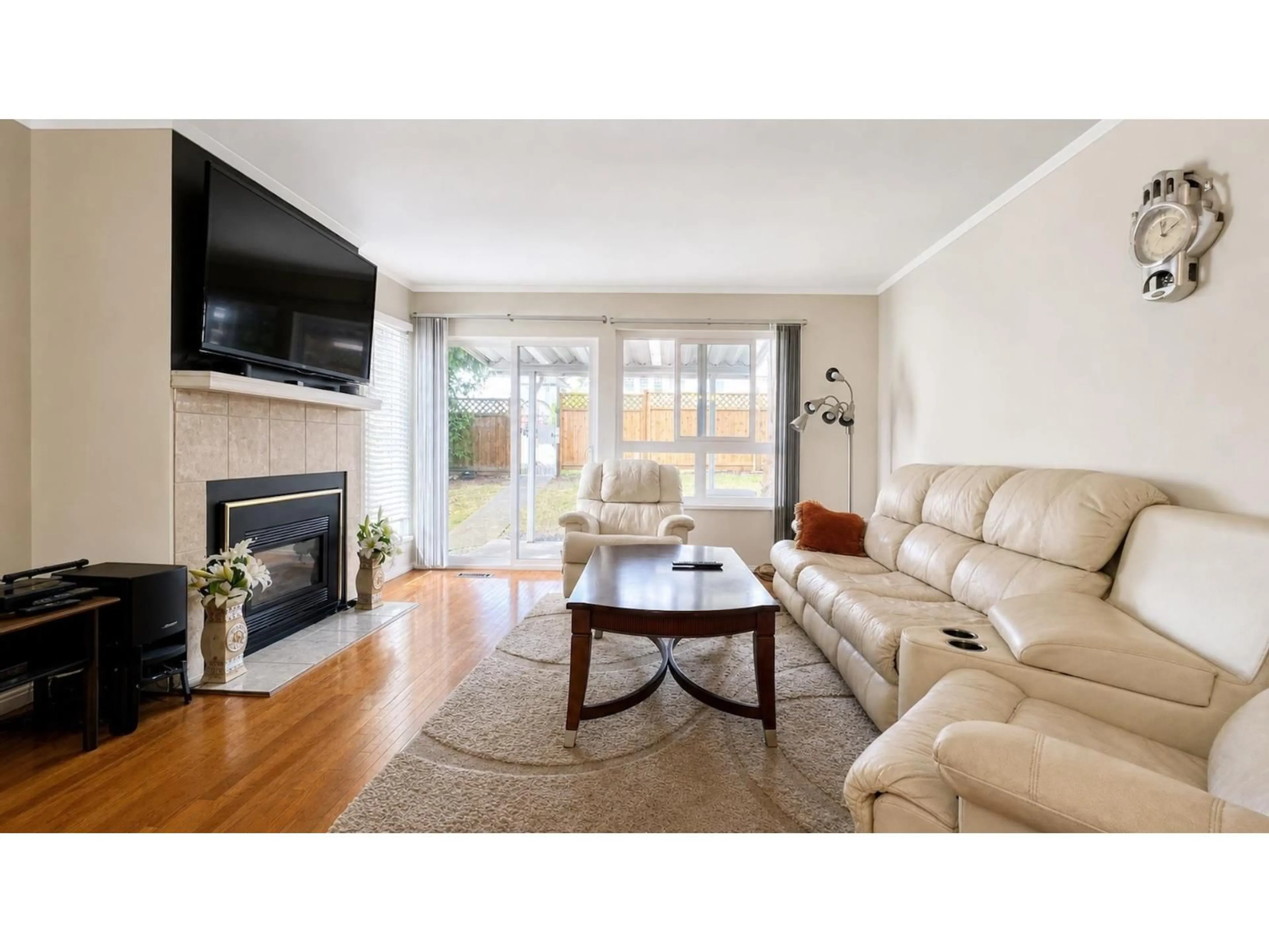 Living room with furniture, wood/laminate floor for 105 - 12233 92 AVENUE, Surrey British Columbia V3V7R8
