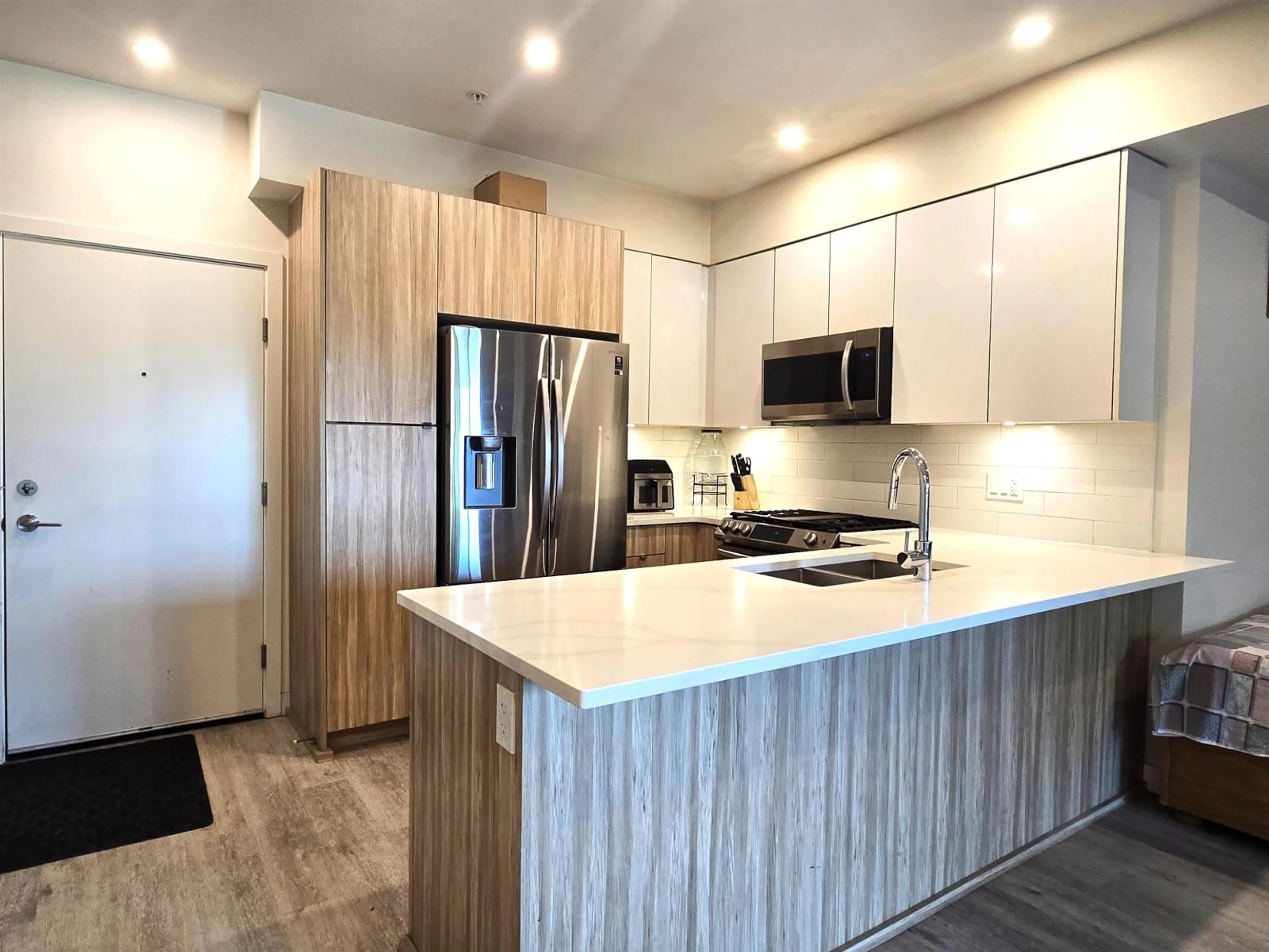 Open concept kitchen, wood/laminate floor for 312 - 2649 JAMES STREET, Abbotsford British Columbia V2T3L6