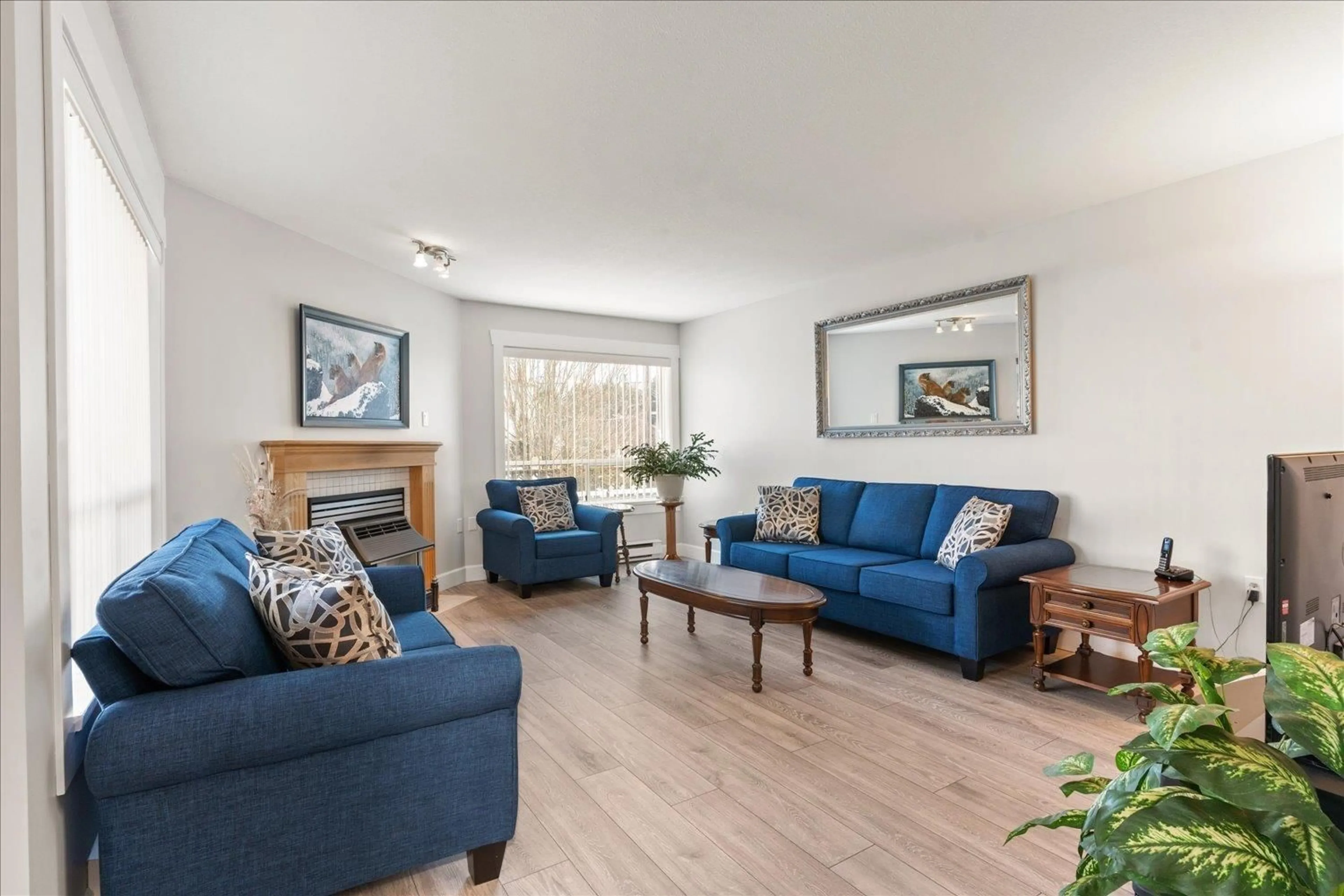 Living room with furniture, wood/laminate floor for 5 - 2475 EMERSON STREET, Abbotsford British Columbia V2T4W5