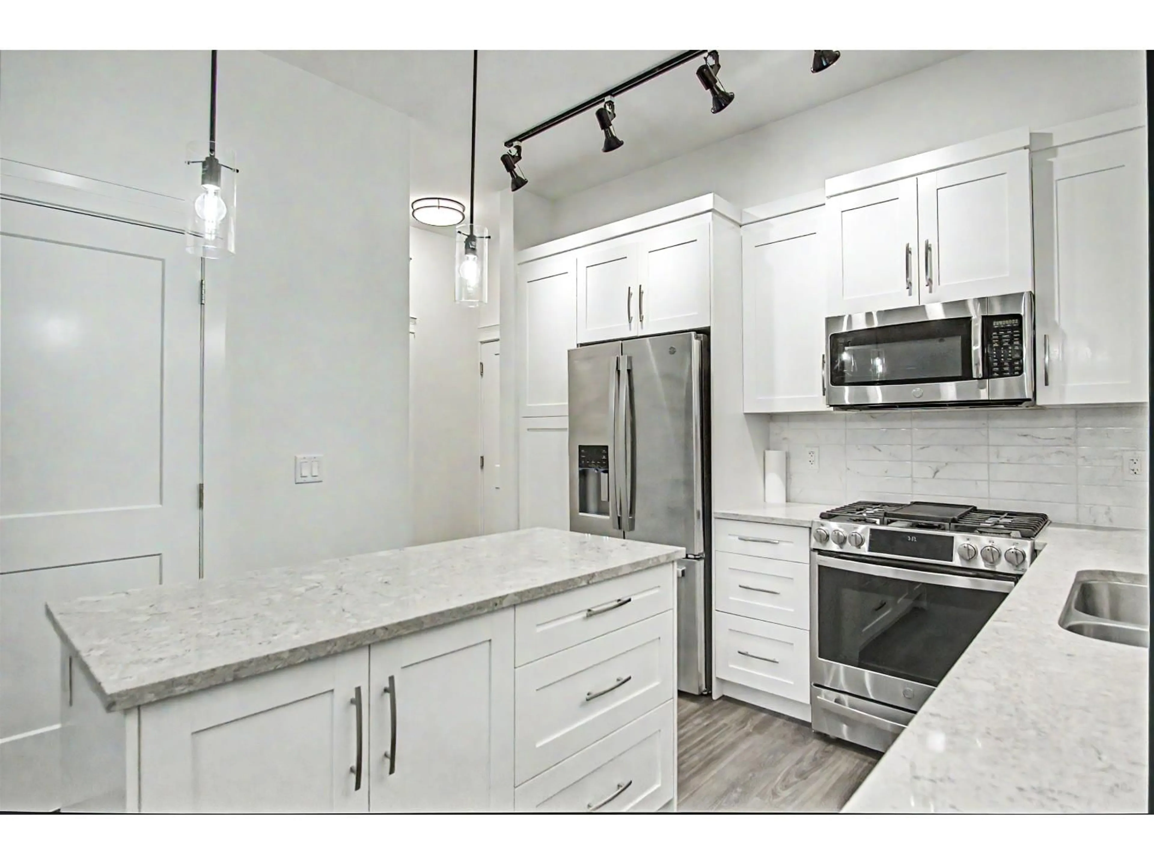 Open concept kitchen, ceramic/tile floor for 4 - 11077 RAVINE ROAD, Surrey British Columbia V3T0R7