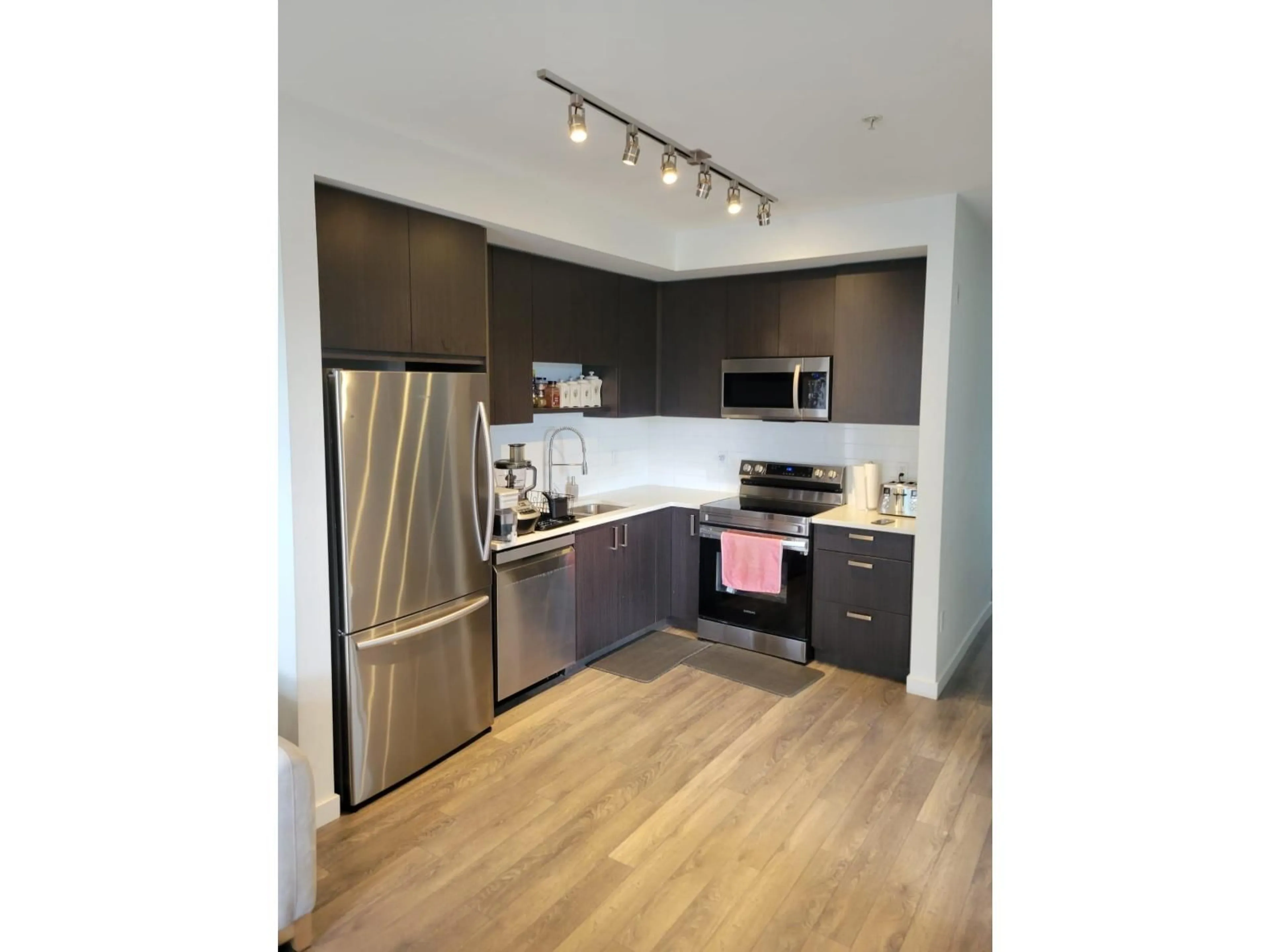 Standard kitchen, wood/laminate floor for 319 - 13623 81A AVENUE, Surrey British Columbia V3W3N7