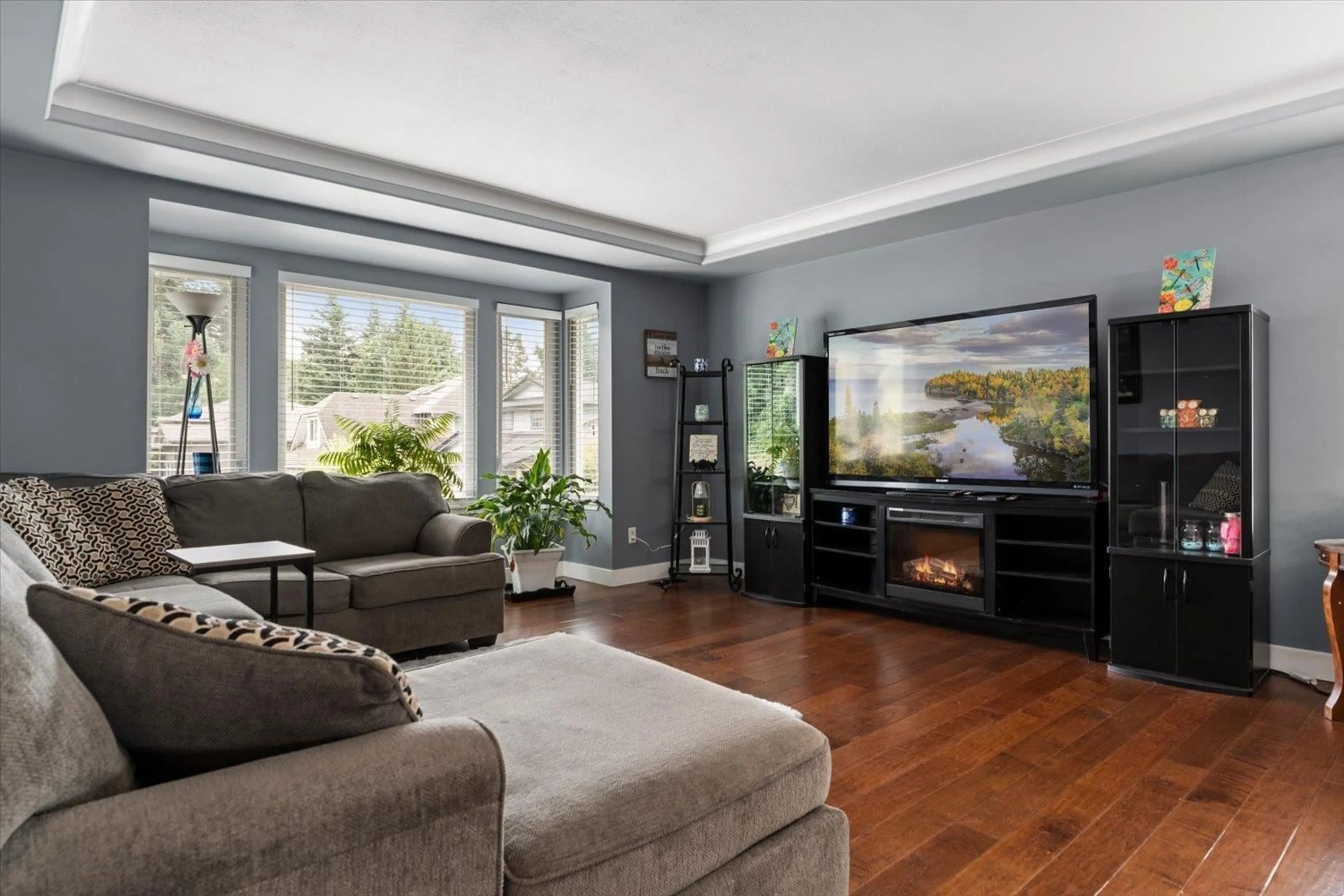 Living room with furniture, wood/laminate floor for 34870 CASSIAR COURT, Abbotsford British Columbia V2S7G9