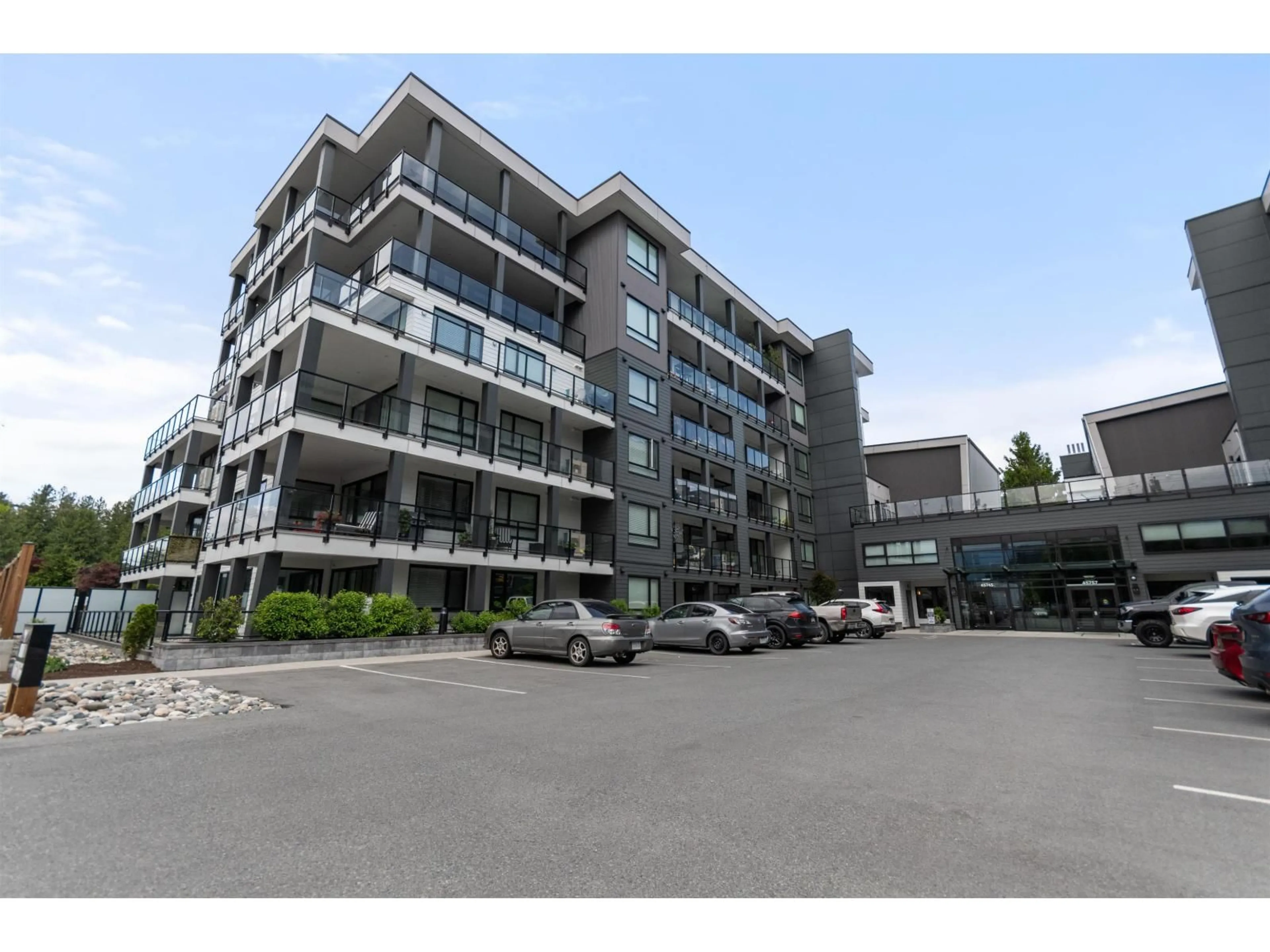 Indoor foyer for 208 - 45745 WATSON ROAD, Chilliwack British Columbia V2R6K3