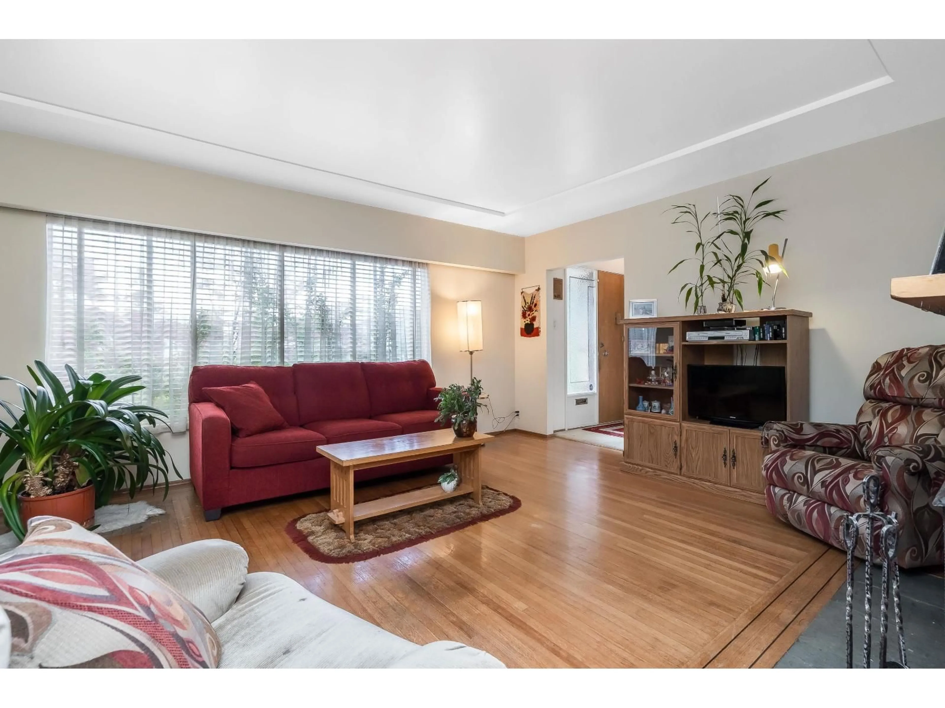 Living room with furniture, wood/laminate floor for 12955 88 AVENUE, Surrey British Columbia V3W3K2