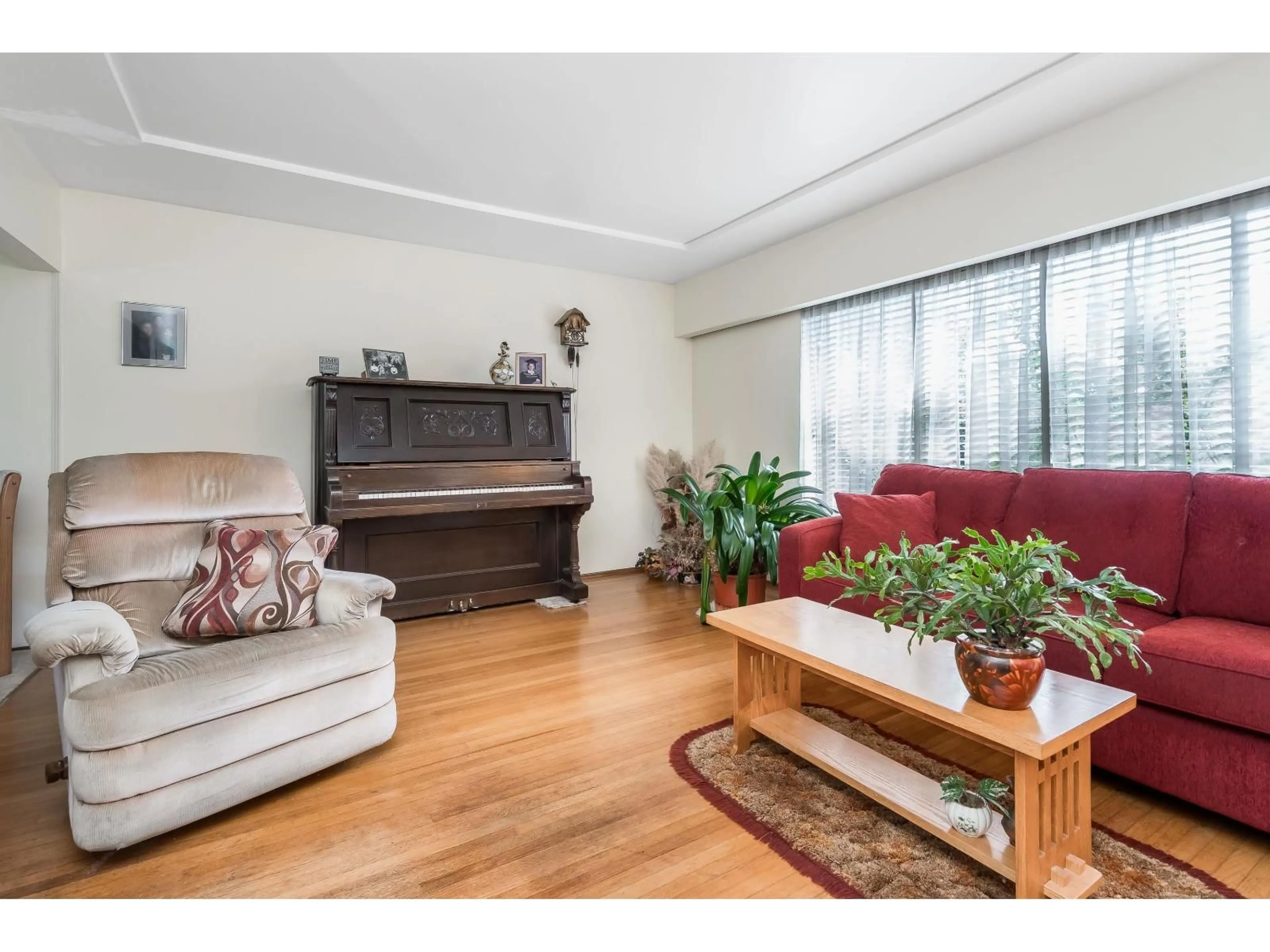 Living room with furniture, wood/laminate floor for 12955 88 AVENUE, Surrey British Columbia V3W3K2