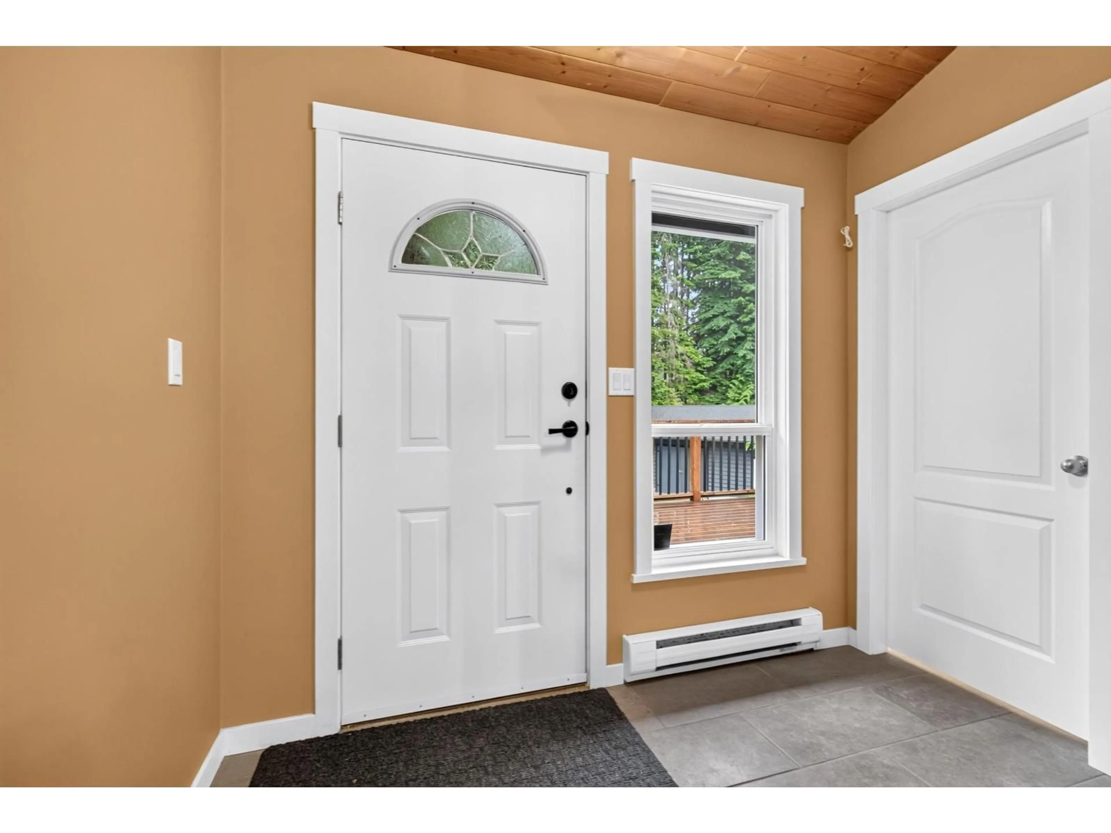 Indoor entryway for 12271 POWELL STREET, Mission British Columbia V4S1C1