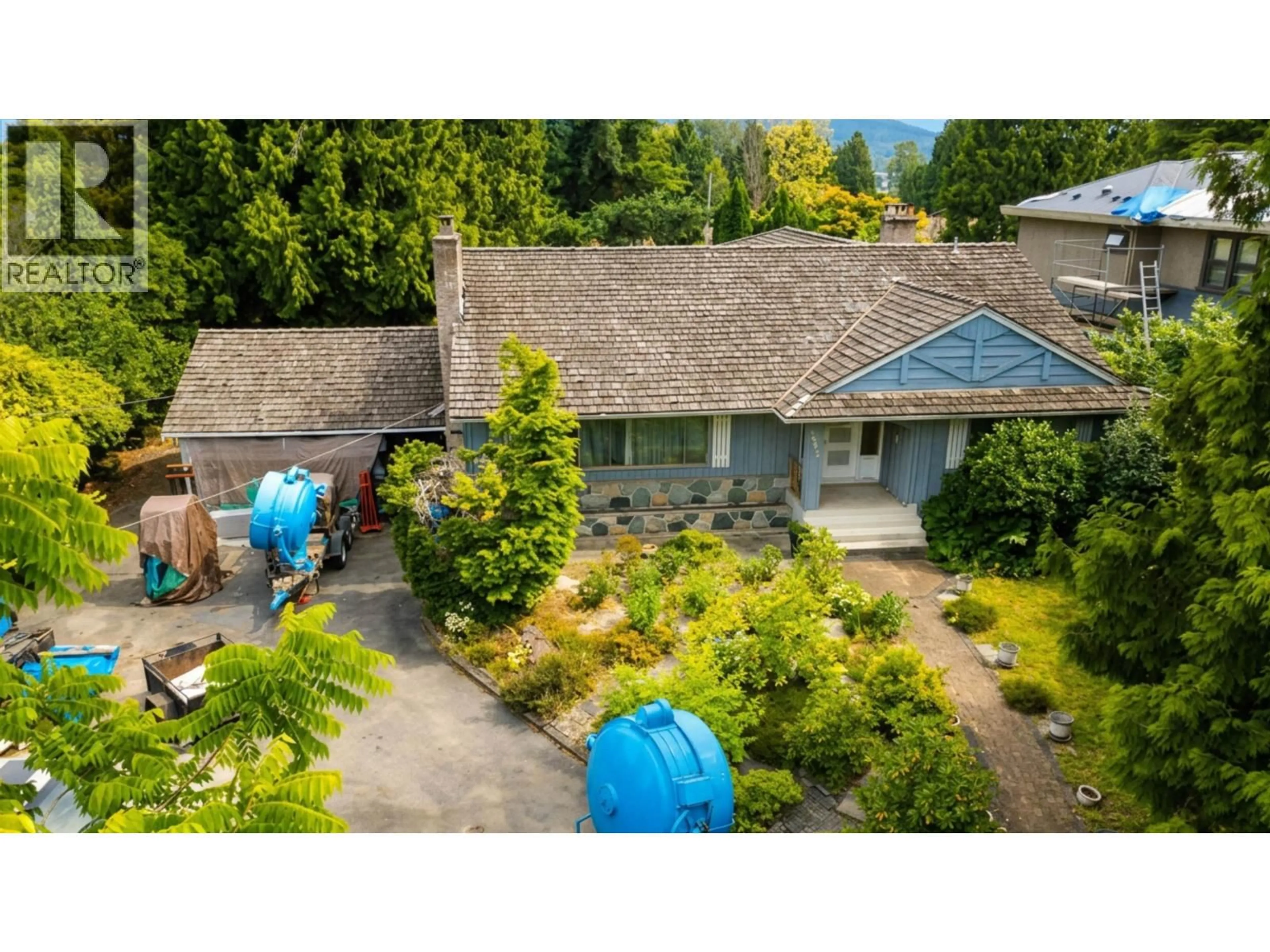 A pic from outside/outdoor area/front of a property/back of a property/a pic from drone, street for 5512 BUCKINGHAM AVENUE, Burnaby British Columbia V5E2A1