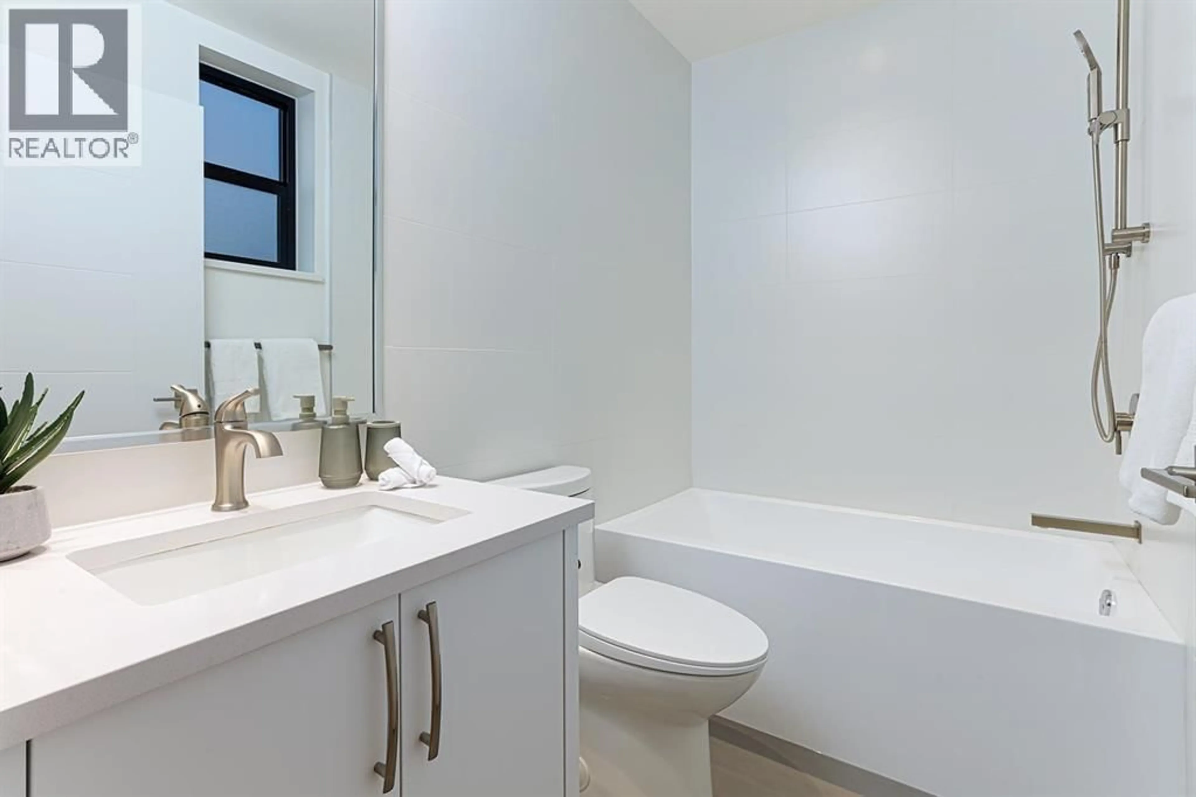 Standard bathroom, ceramic/tile floor for 1943 6TH AVENUE, Vancouver British Columbia V5N1P6