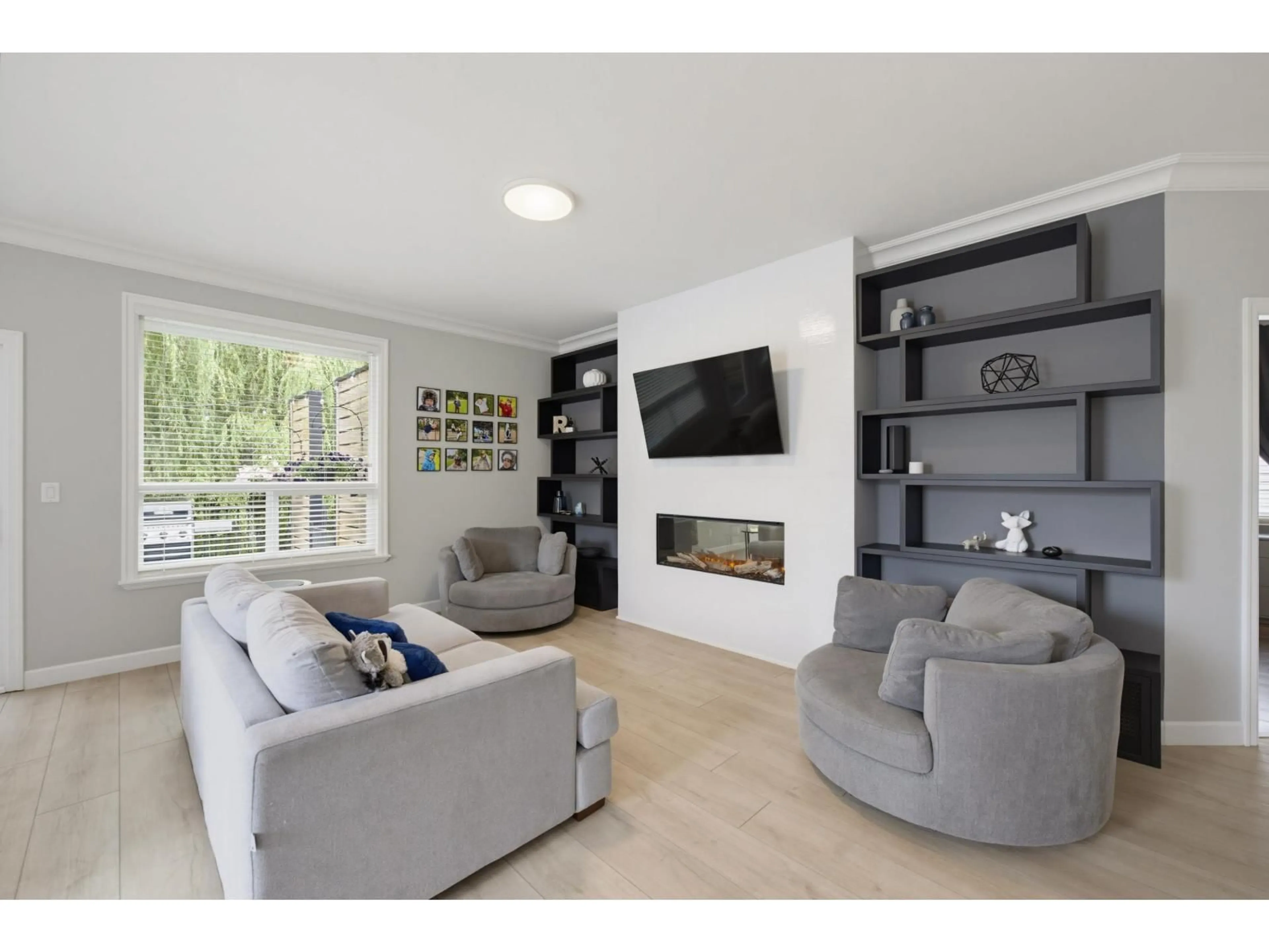 Living room with furniture, unknown for 3763 MCKINLEY DRIVE, Abbotsford British Columbia V3G0A3