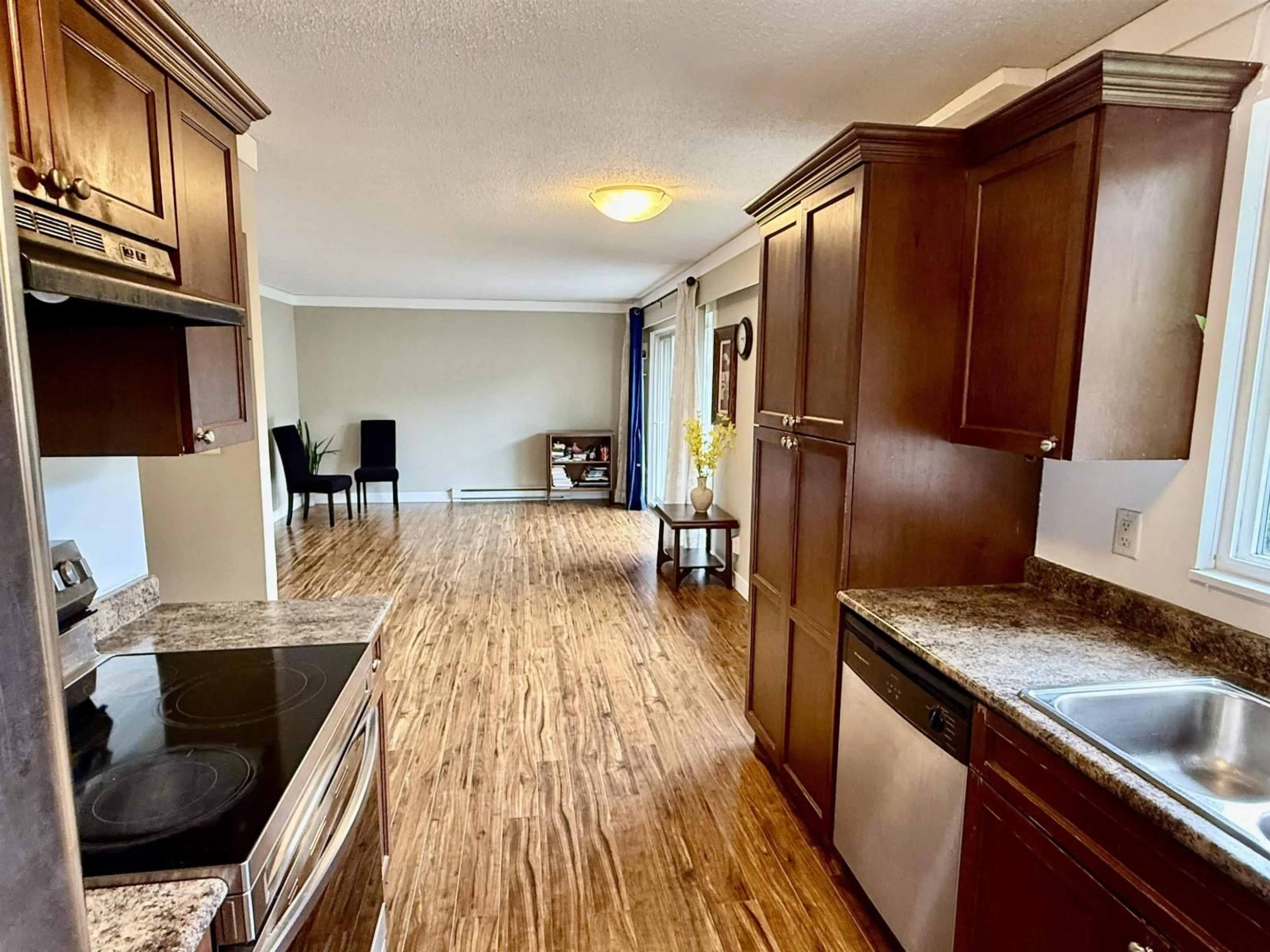 Open concept kitchen, wood/laminate floor for 8 - 33900 MAYFAIR AVENUE, Abbotsford British Columbia V2S1R2