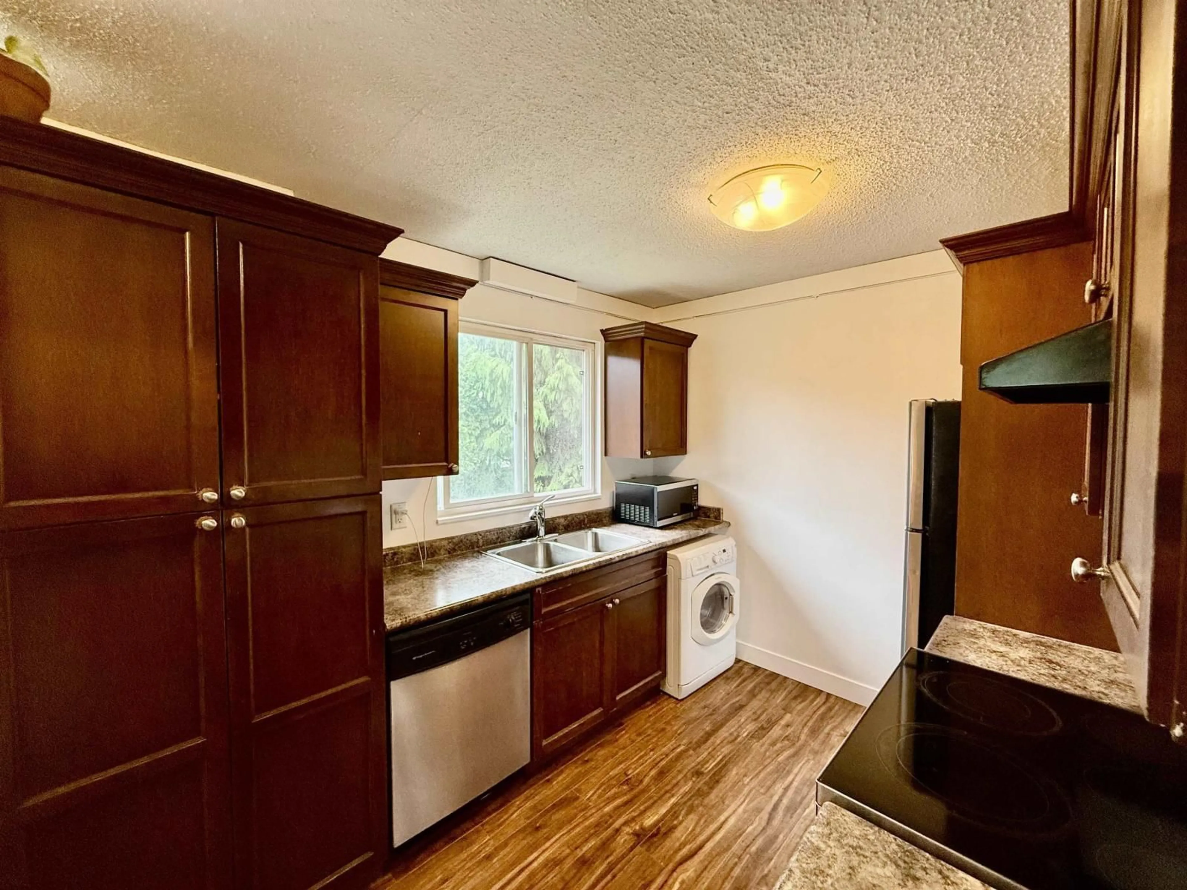 Standard kitchen, wood/laminate floor for 8 - 33900 MAYFAIR AVENUE, Abbotsford British Columbia V2S1R2