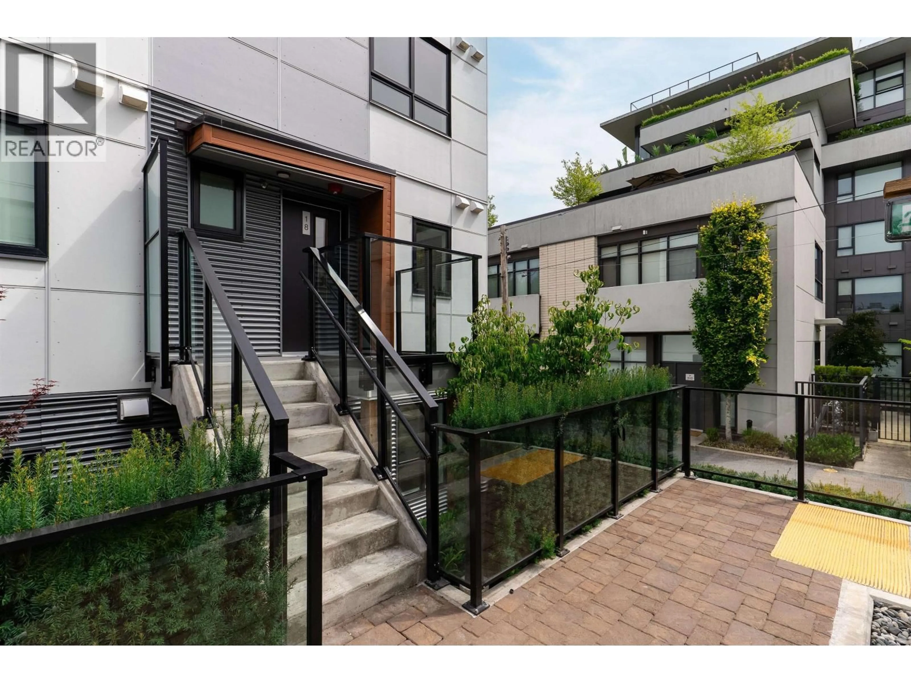 Patio, street for 18 - 520 28TH AVENUE, Vancouver British Columbia V5Z2H1