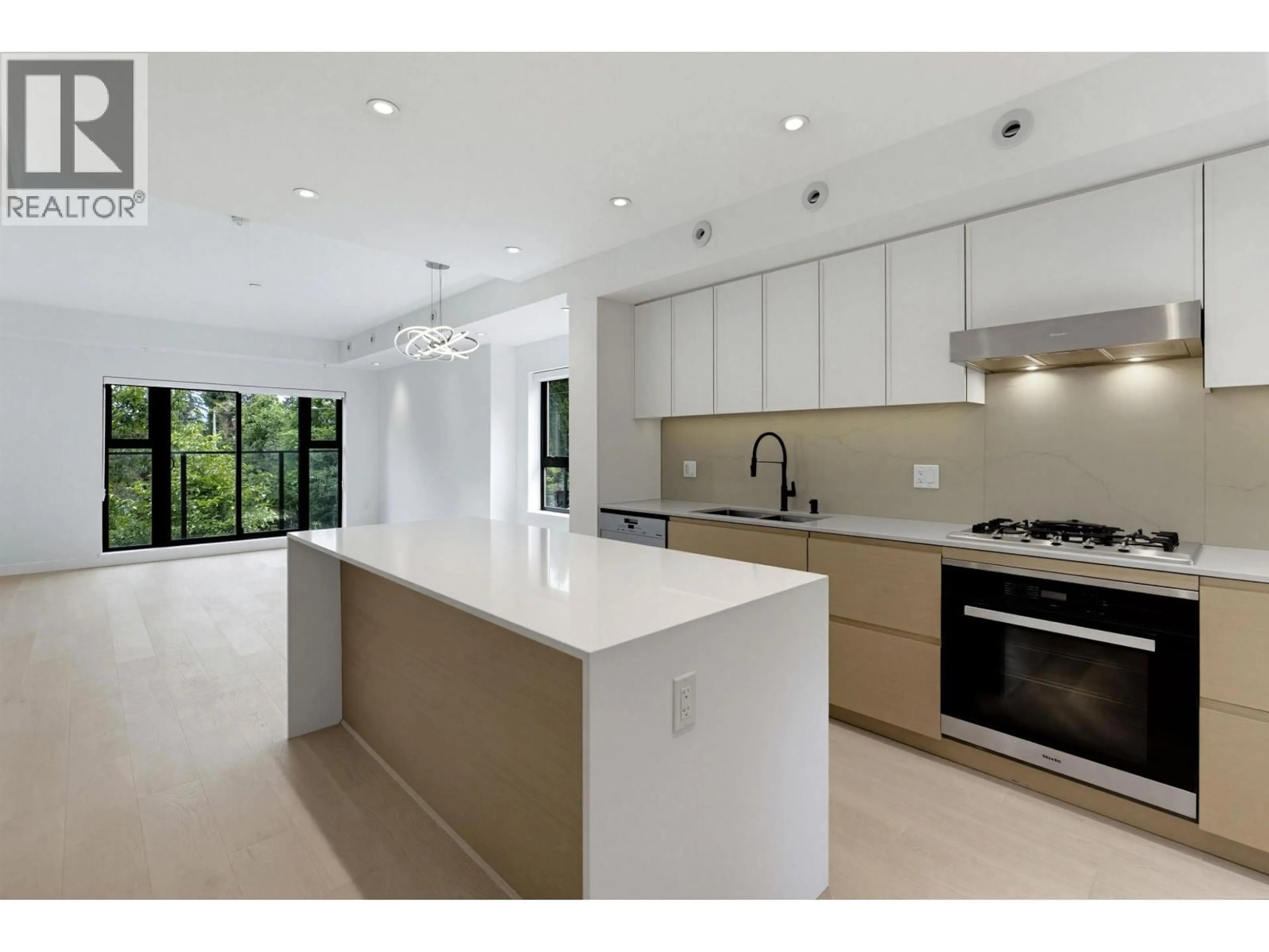 Open concept kitchen, ceramic/tile floor for 18 - 520 28TH AVENUE, Vancouver British Columbia V5Z2H1