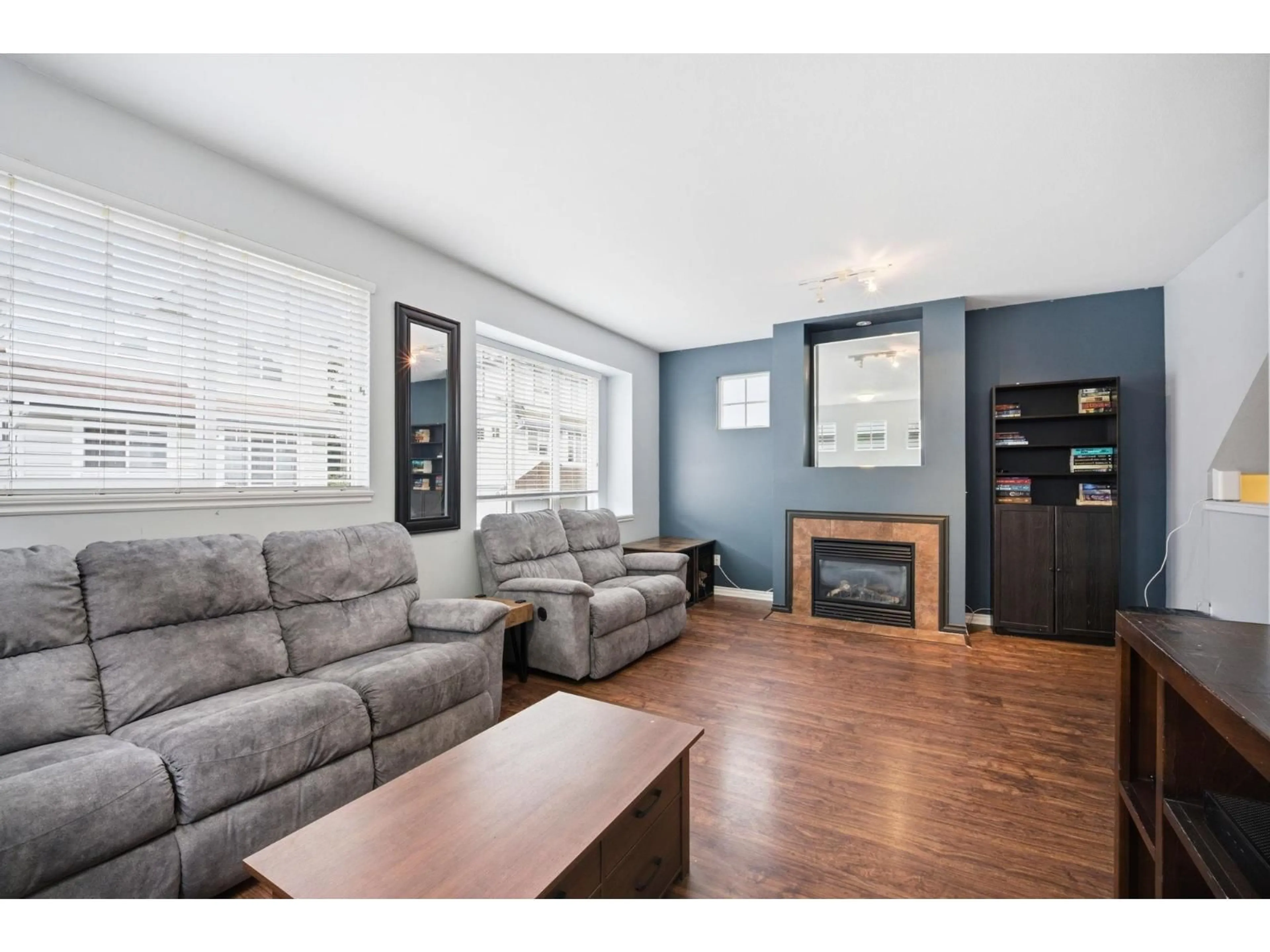 Living room with furniture, wood/laminate floor for 5 - 20582 67 AVENUE, Langley British Columbia V2Y3B2