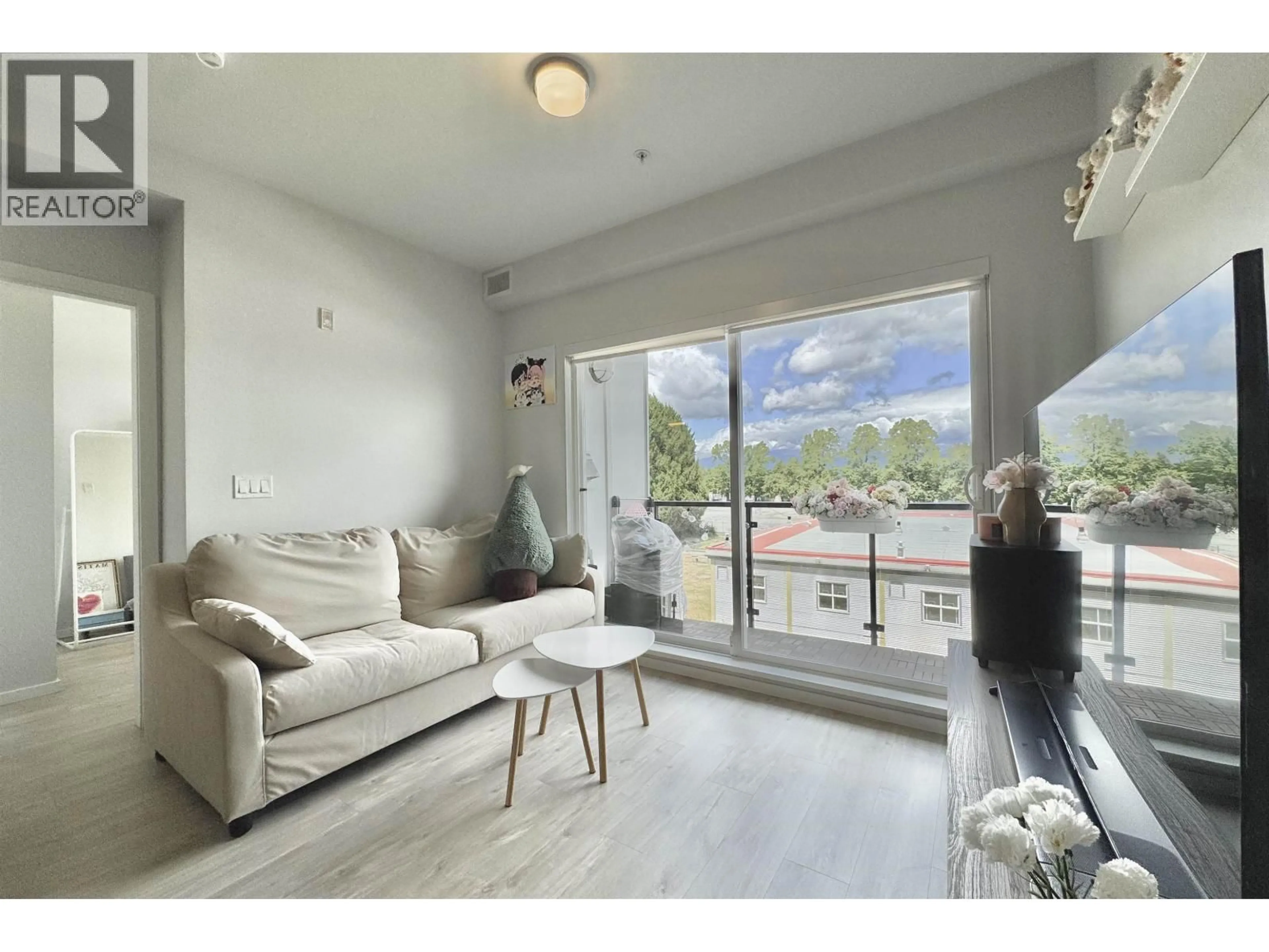 Living room with furniture, unknown for 227 - 6283 KINGSWAY, Burnaby British Columbia V5J0H3