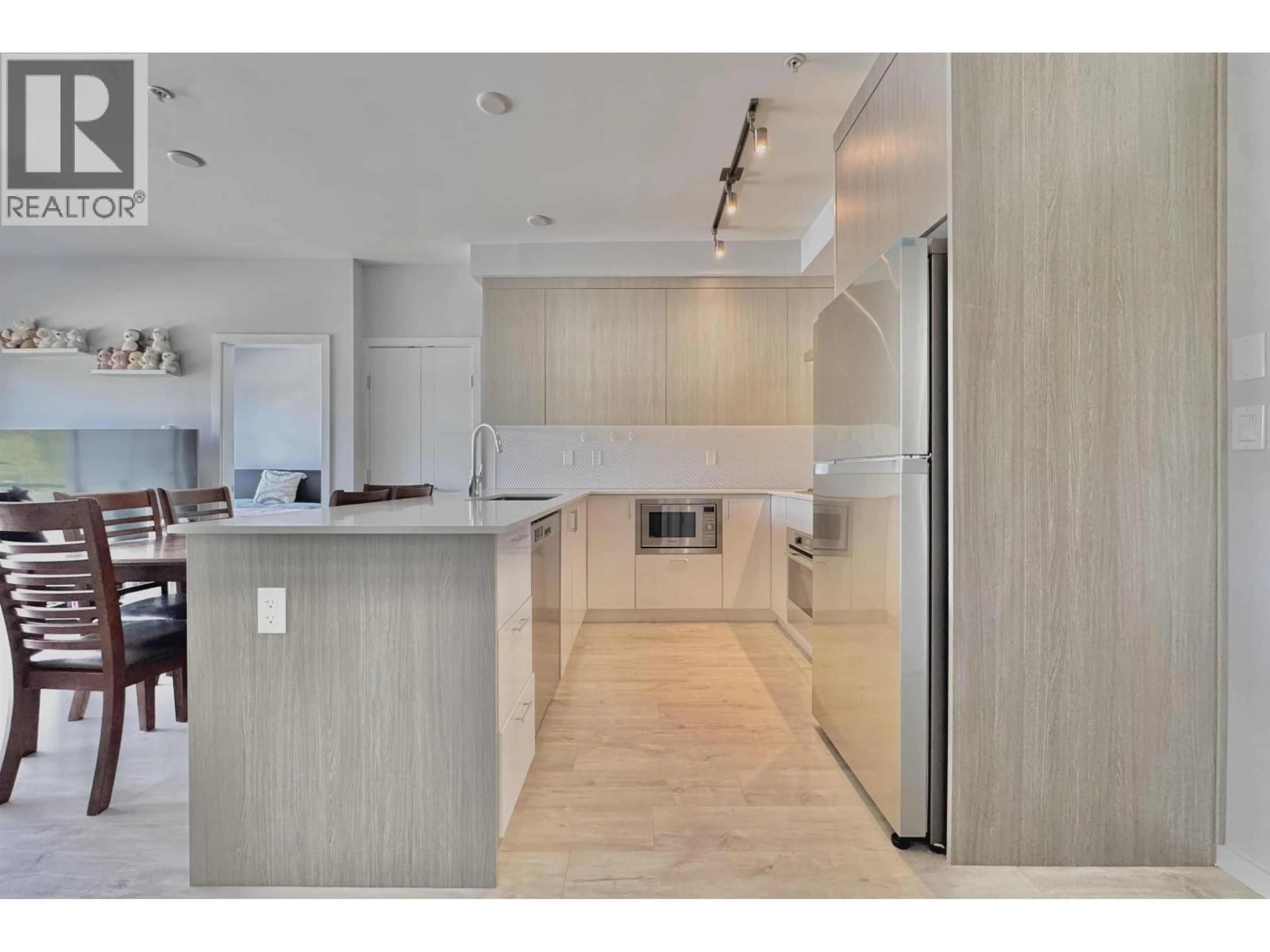 Open concept kitchen, ceramic/tile floor for 227 - 6283 KINGSWAY, Burnaby British Columbia V5J0H3