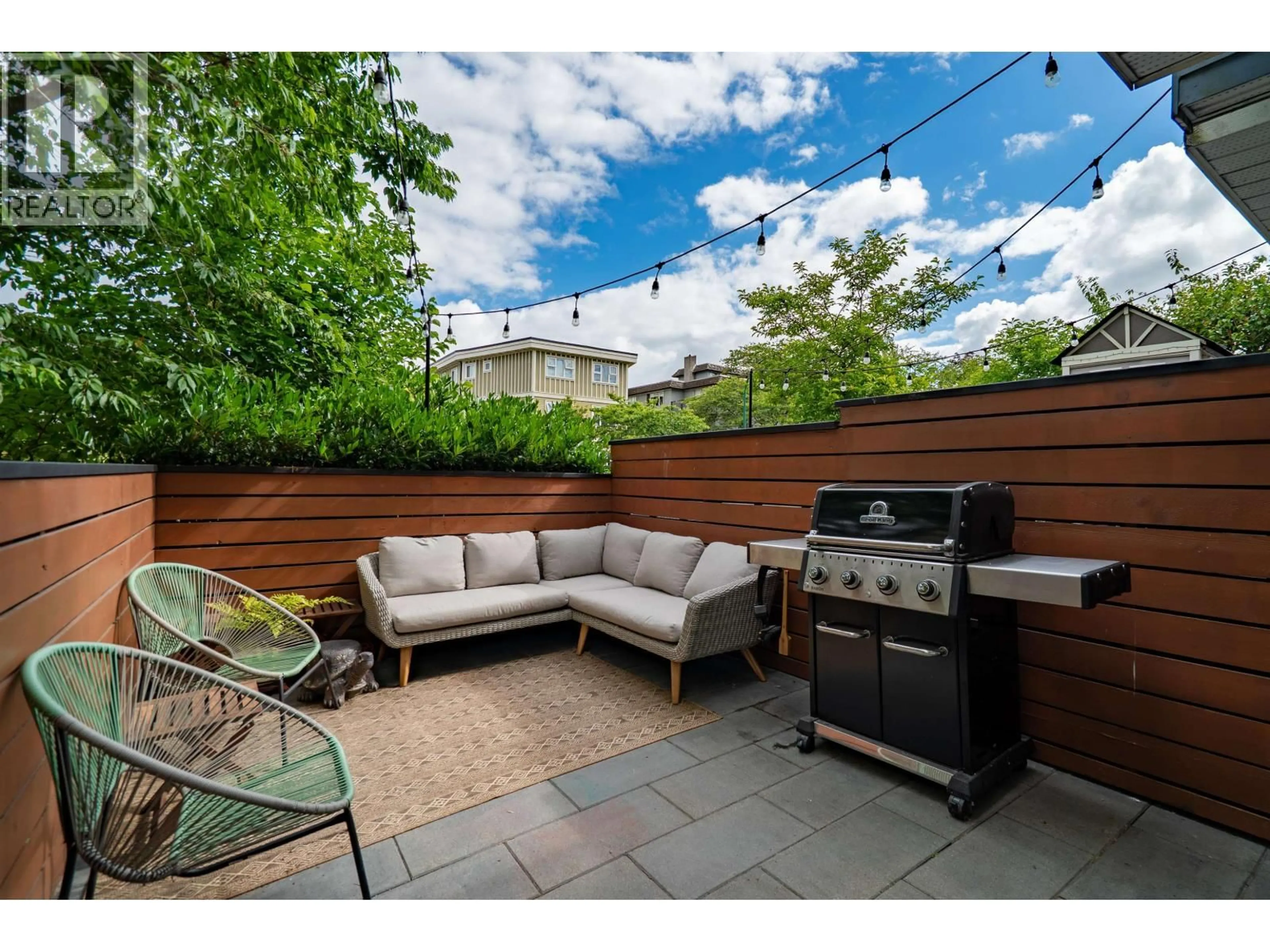 Patio, street for 2042 TRIUMPH STREET, Vancouver British Columbia V5L1K8