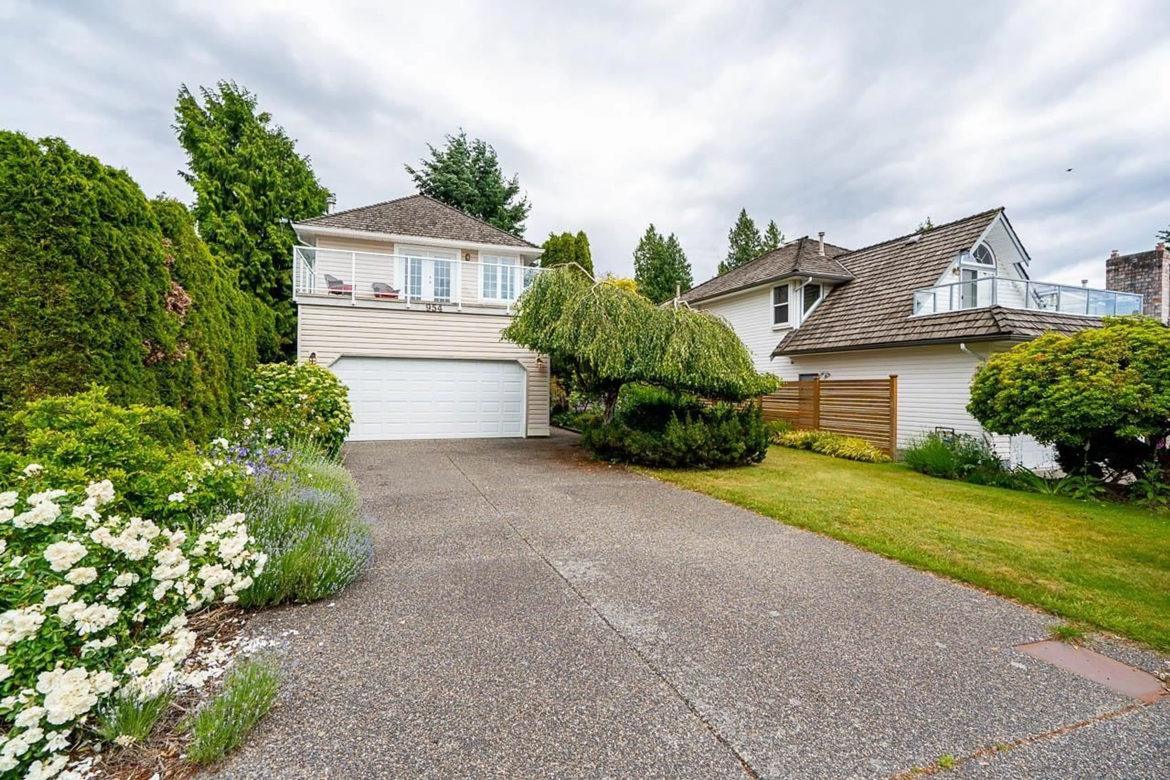 Home with vinyl exterior material, street for 954 160B STREET, Surrey British Columbia V4A9A7