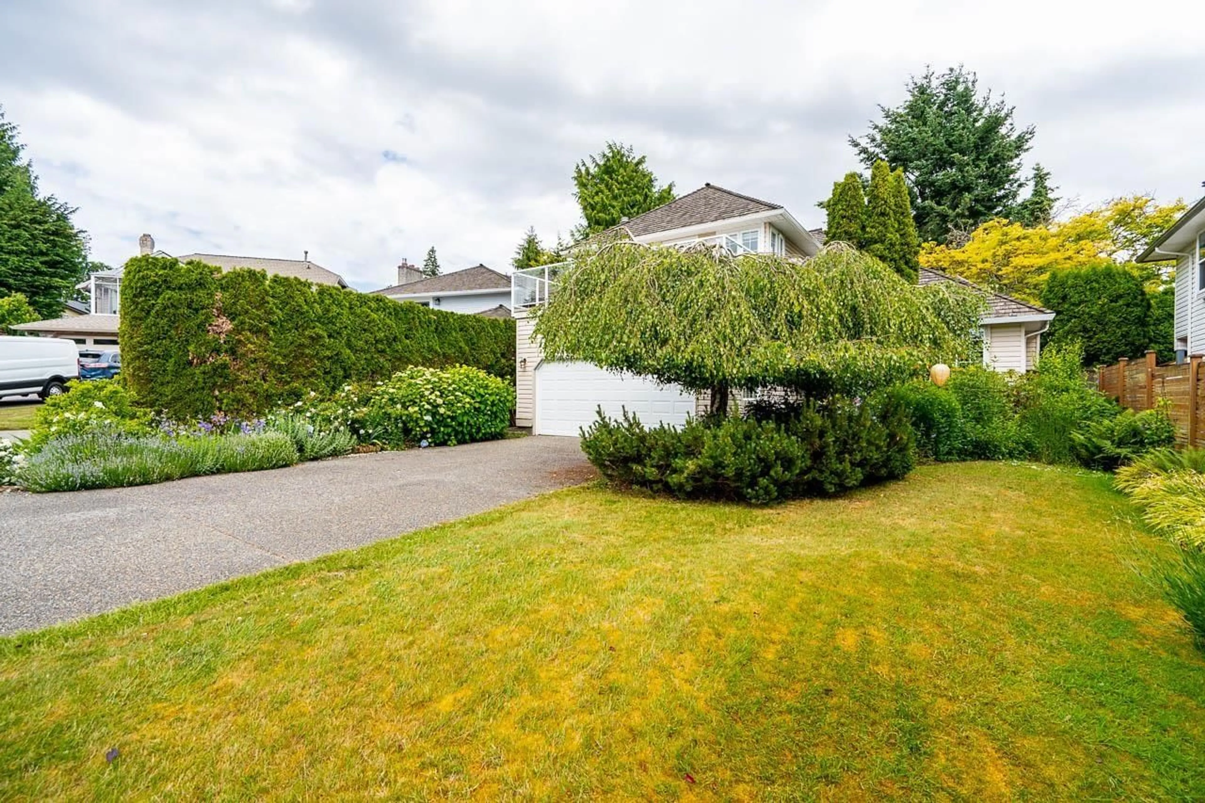 A pic from outside/outdoor area/front of a property/back of a property/a pic from drone, street for 954 160B STREET, Surrey British Columbia V4A9A7