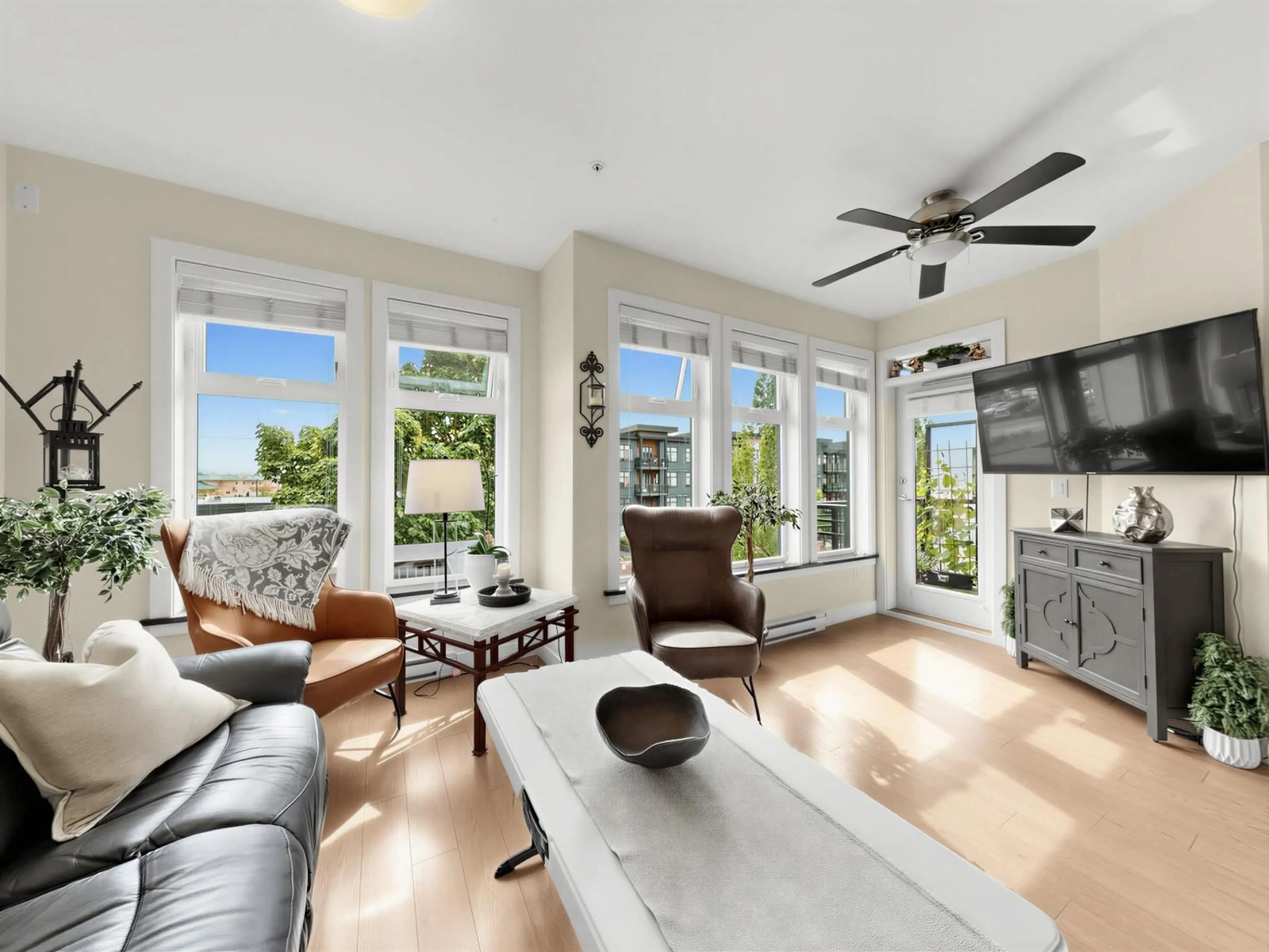 Living room with furniture, unknown for 301 - 20058 FRASER HIGHWAY, Langley British Columbia V3A0E5