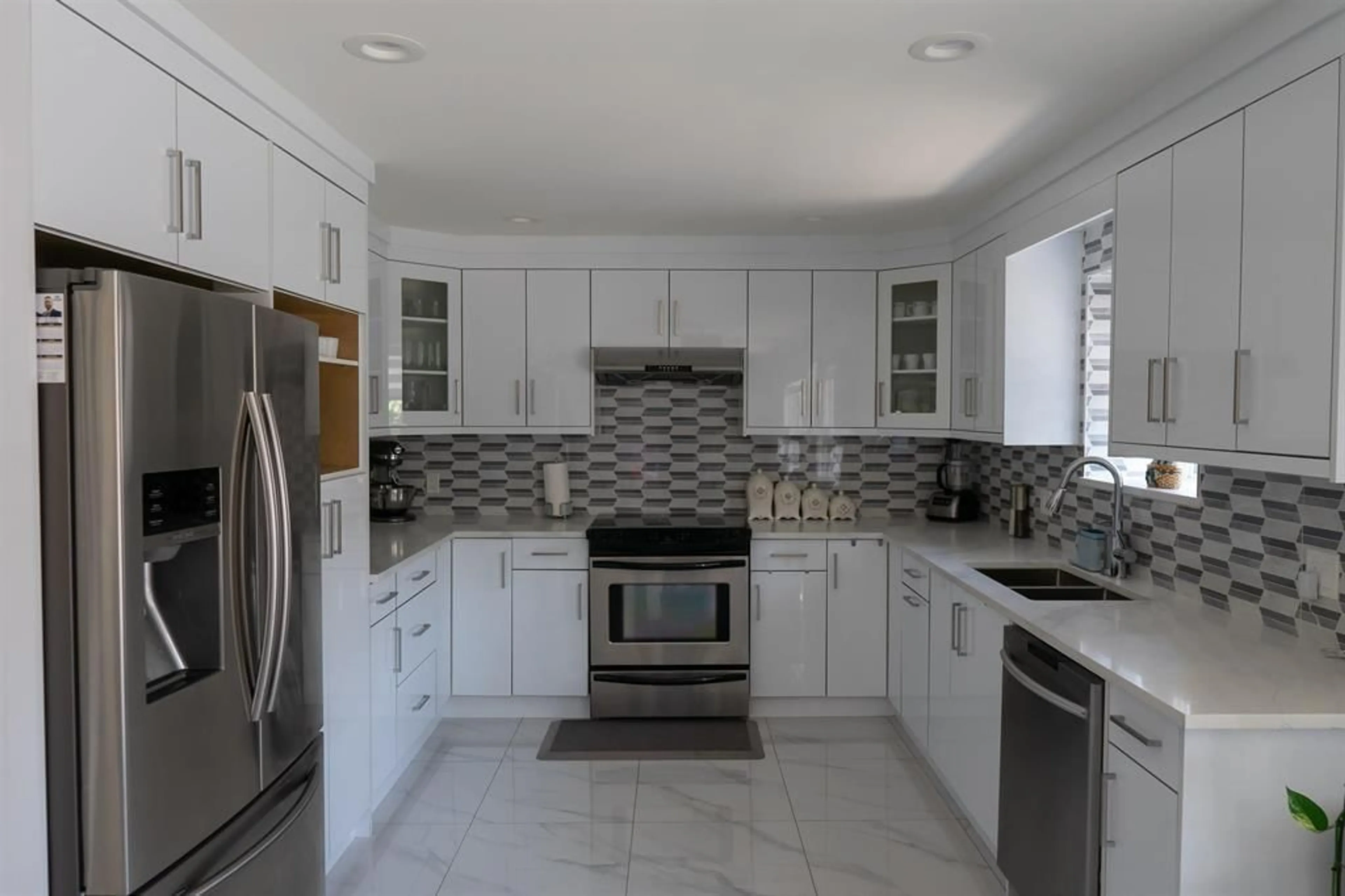 Contemporary kitchen, ceramic/tile floor for 6340 125A STREET, Surrey British Columbia V3X3N1