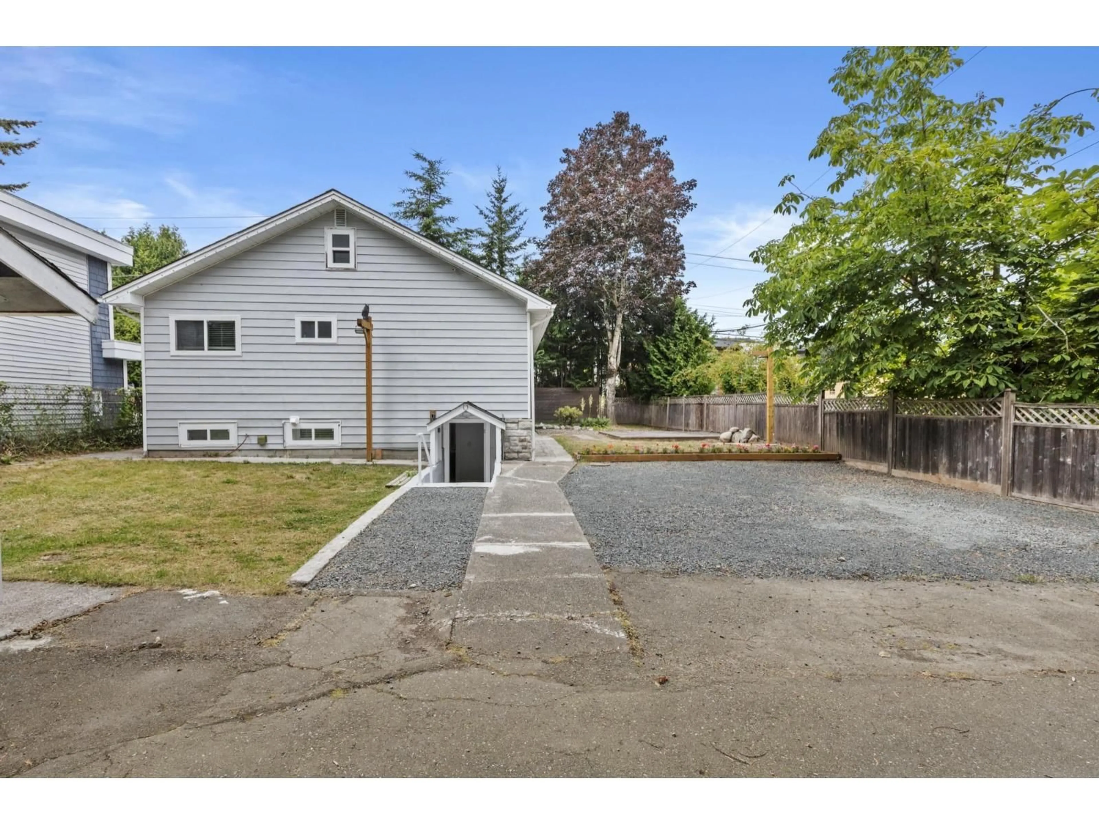 A pic from outside/outdoor area/front of a property/back of a property/a pic from drone, street for 1593 STEVENS STREET, White Rock British Columbia V4B4Y4