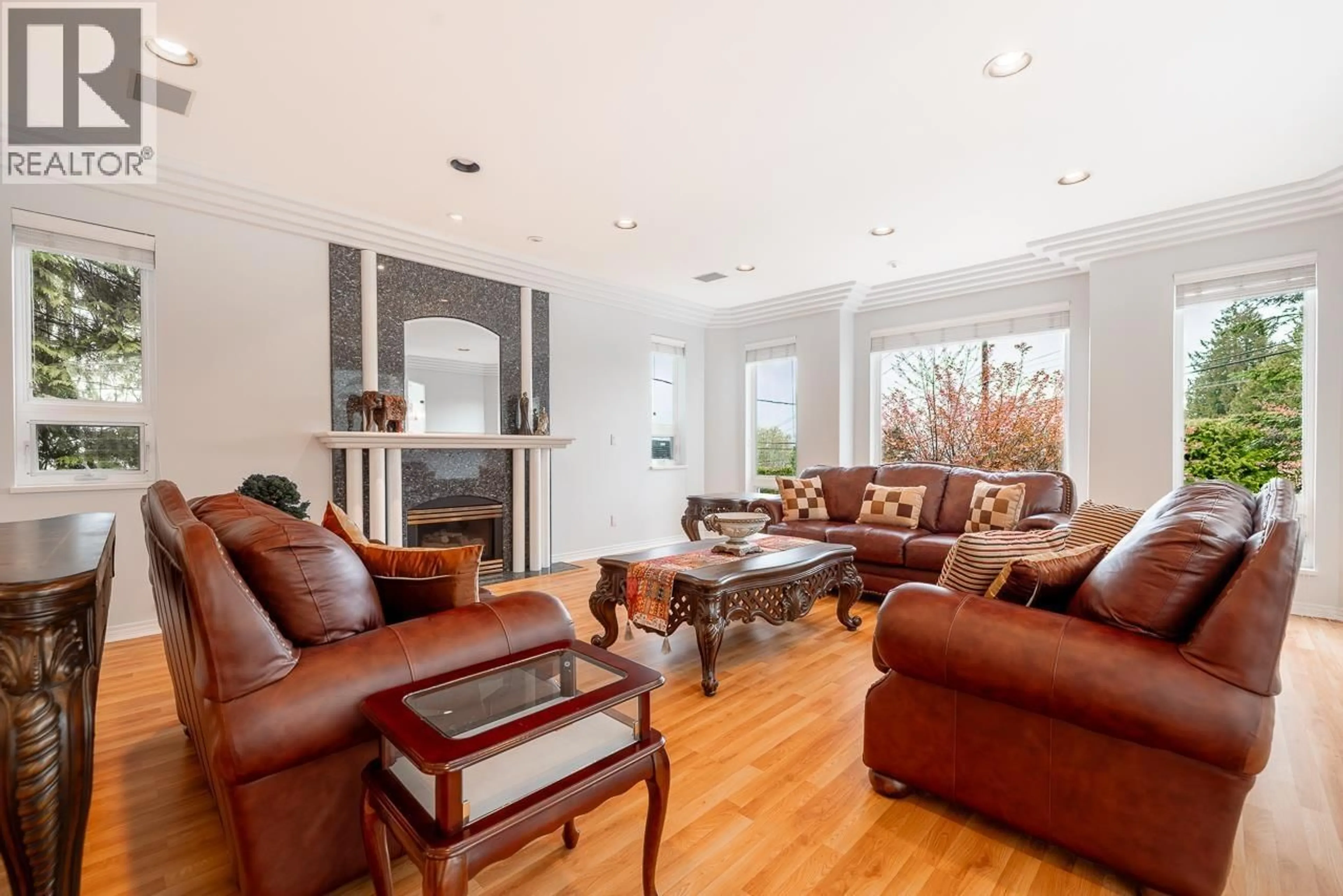 Living room with furniture, wood/laminate floor for 5809 SPERLING AVENUE, Burnaby British Columbia V5E2T6