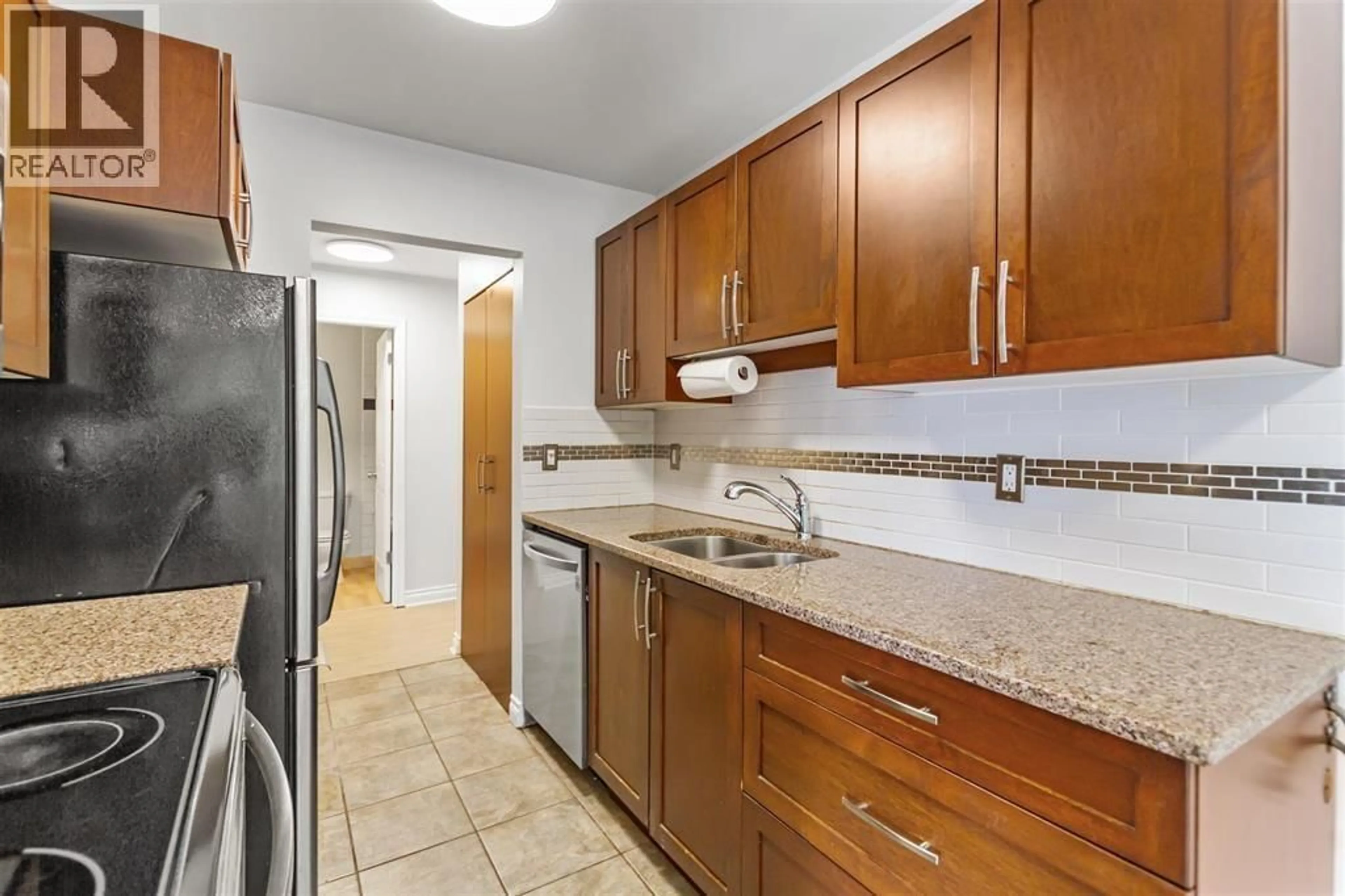 Standard kitchen, unknown for 112 - 590 WHITING WAY, Coquitlam British Columbia V3J3R9