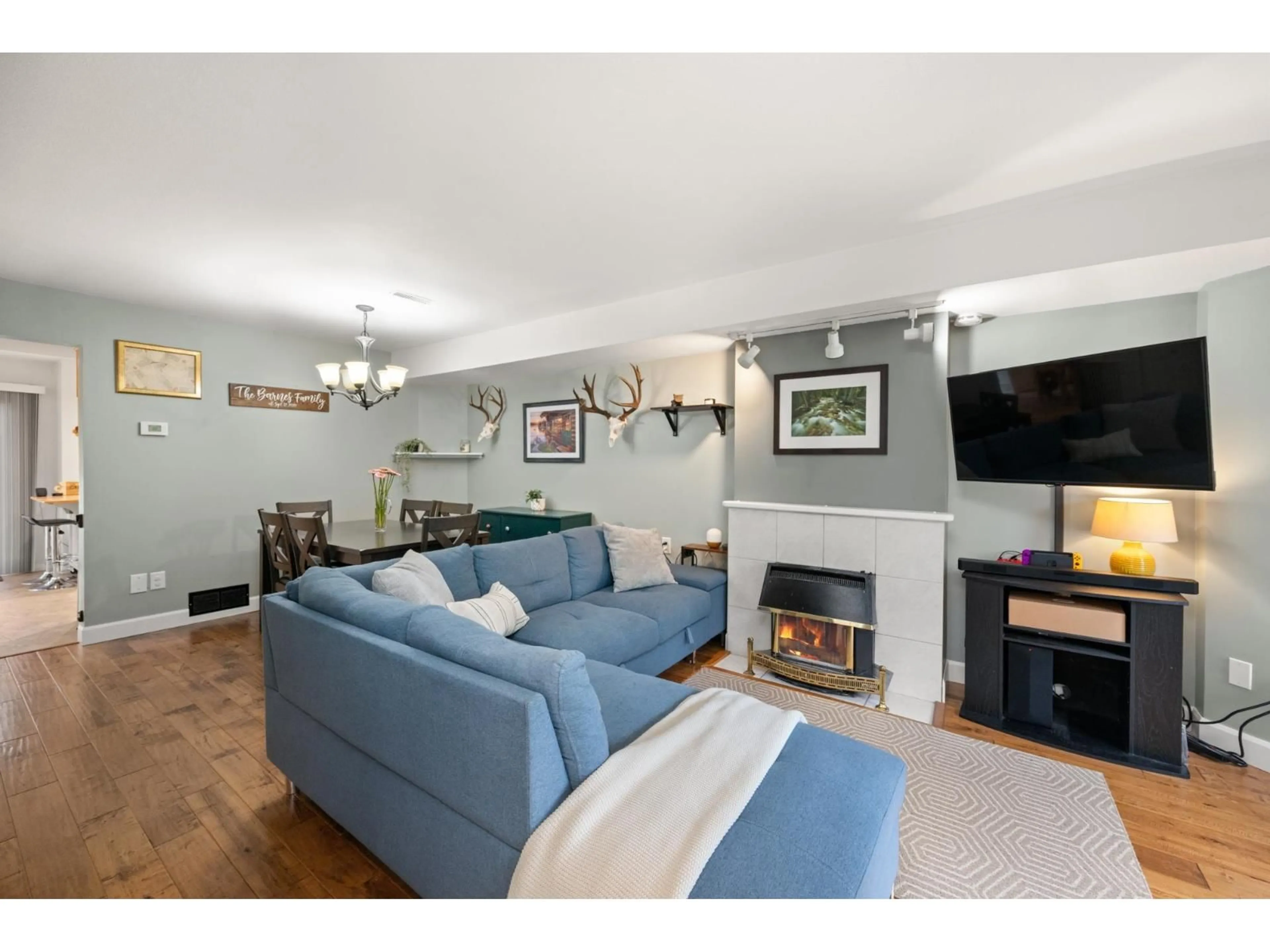 Living room with furniture, wood/laminate floor for 2 - 32311 MCRAE AVENUE, Mission British Columbia V2V4X7