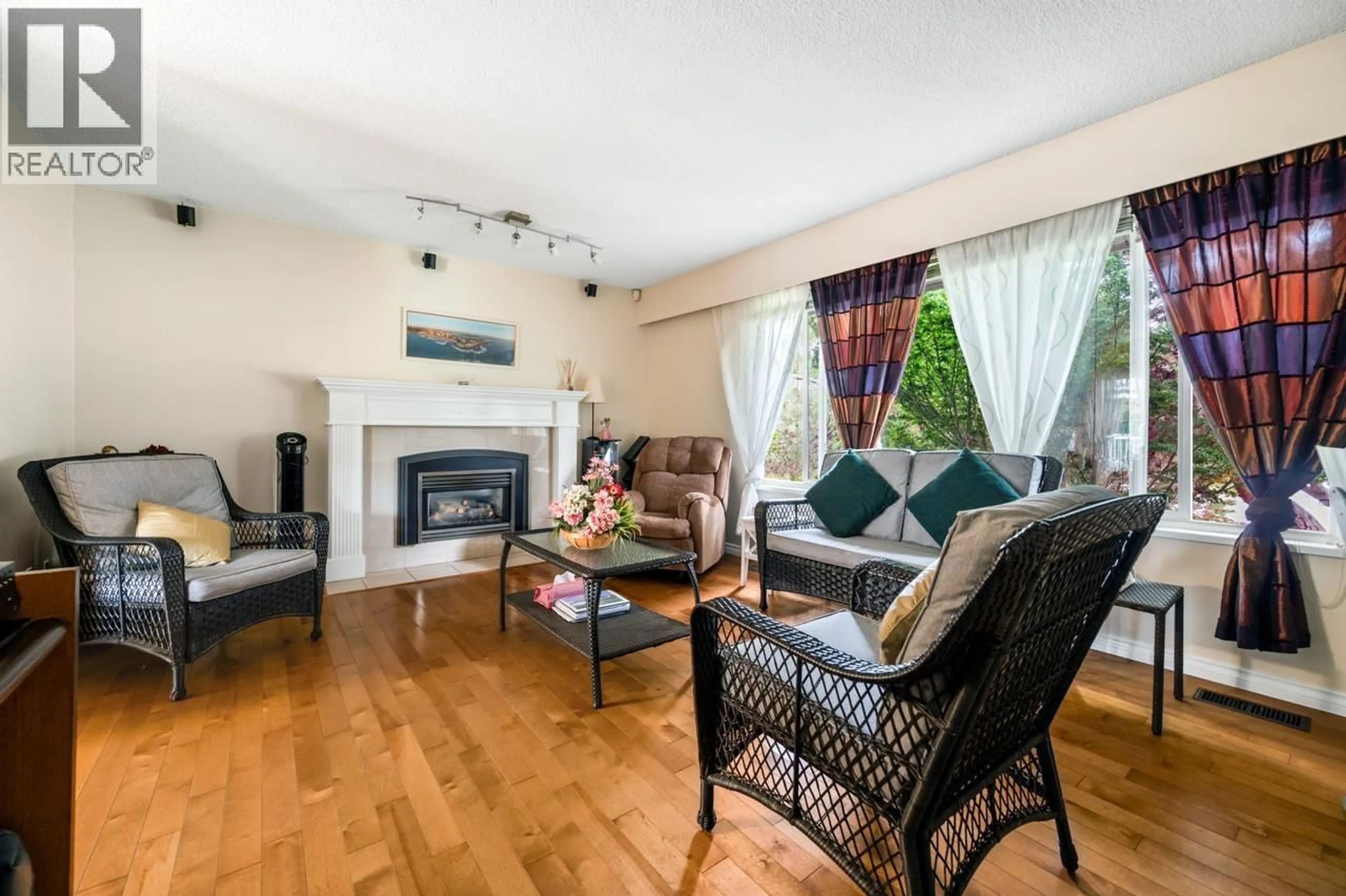 Living room with furniture, wood/laminate floor for 3431 SOLWAY DRIVE, Richmond British Columbia V7E3T4