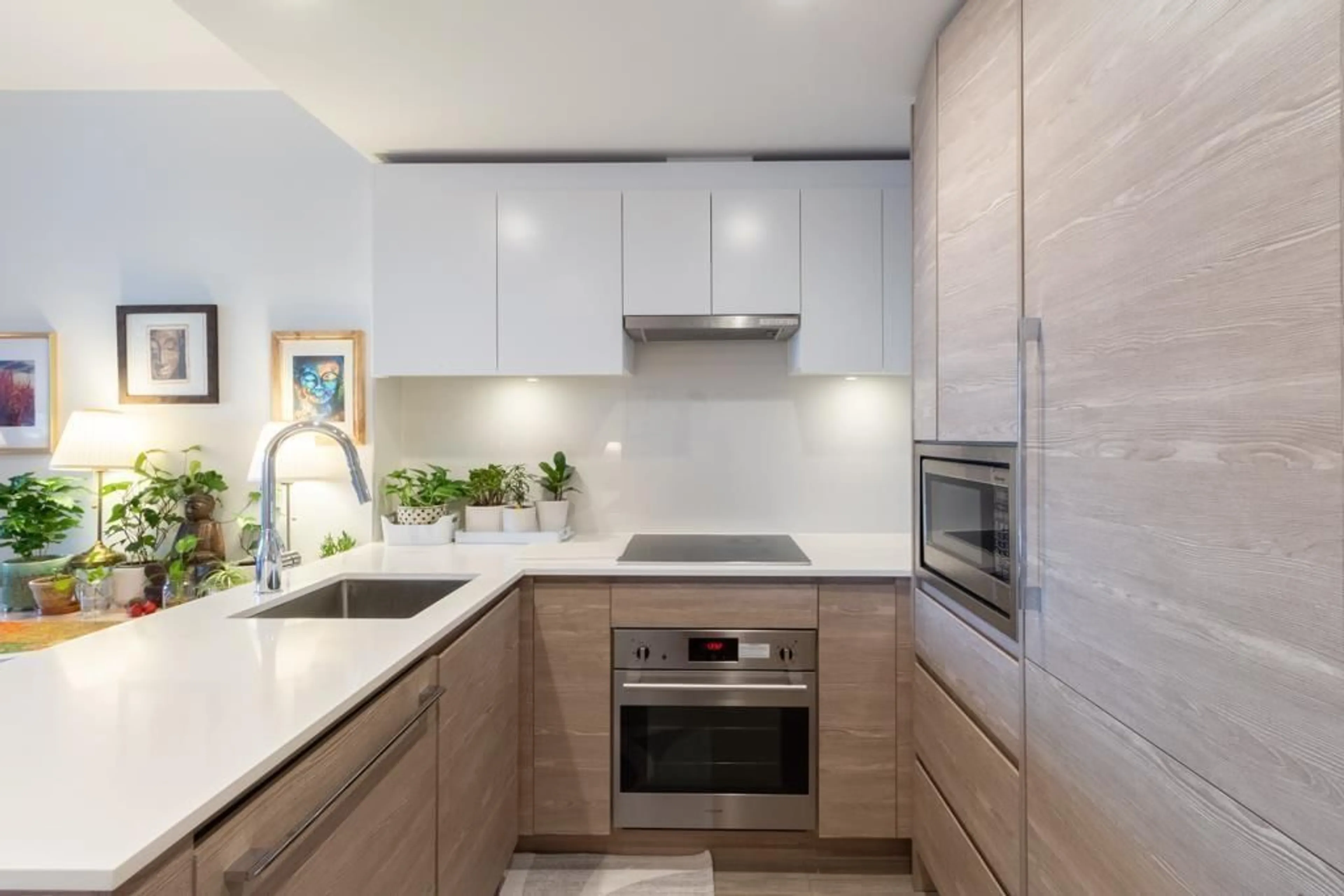 Contemporary kitchen, ceramic/tile floor for 405 - 13655 FRASER HIGHWAY, Surrey British Columbia V3T0P8