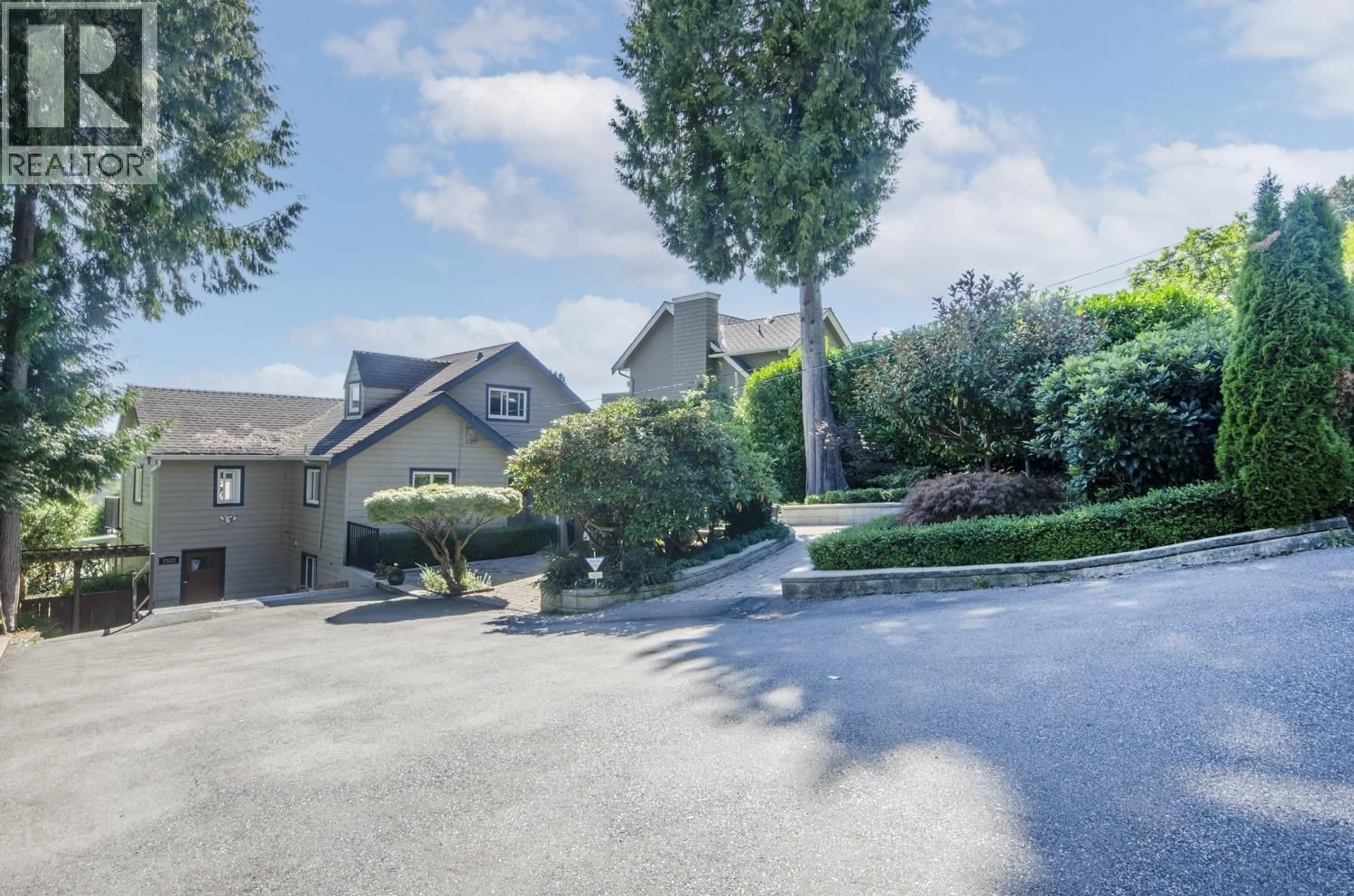 A pic from outside/outdoor area/front of a property/back of a property/a pic from drone, street for 2522 NELSON AVENUE, West Vancouver British Columbia V7V2R6
