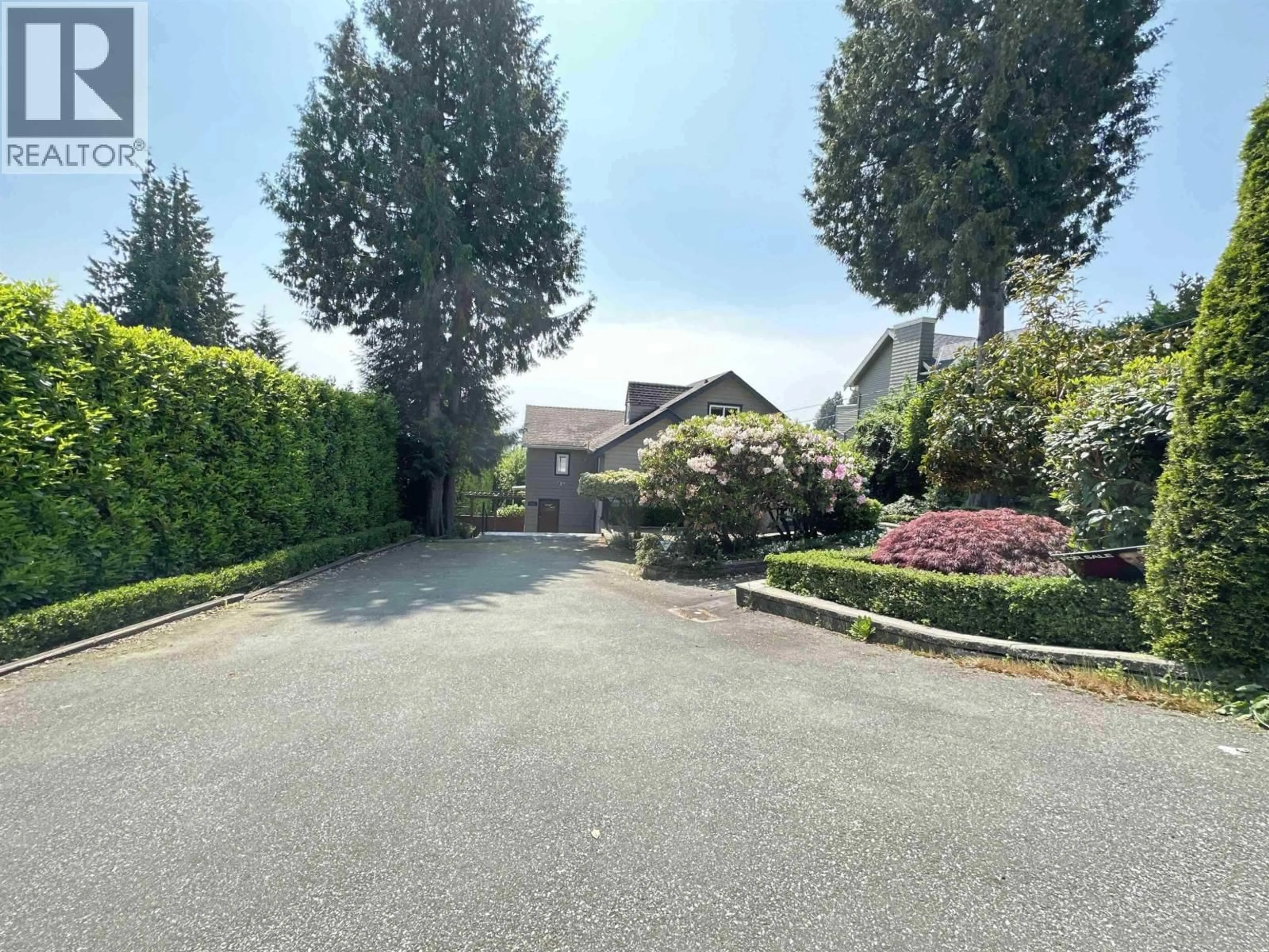A pic from outside/outdoor area/front of a property/back of a property/a pic from drone, street for 2522 NELSON AVENUE, West Vancouver British Columbia V7V2R6