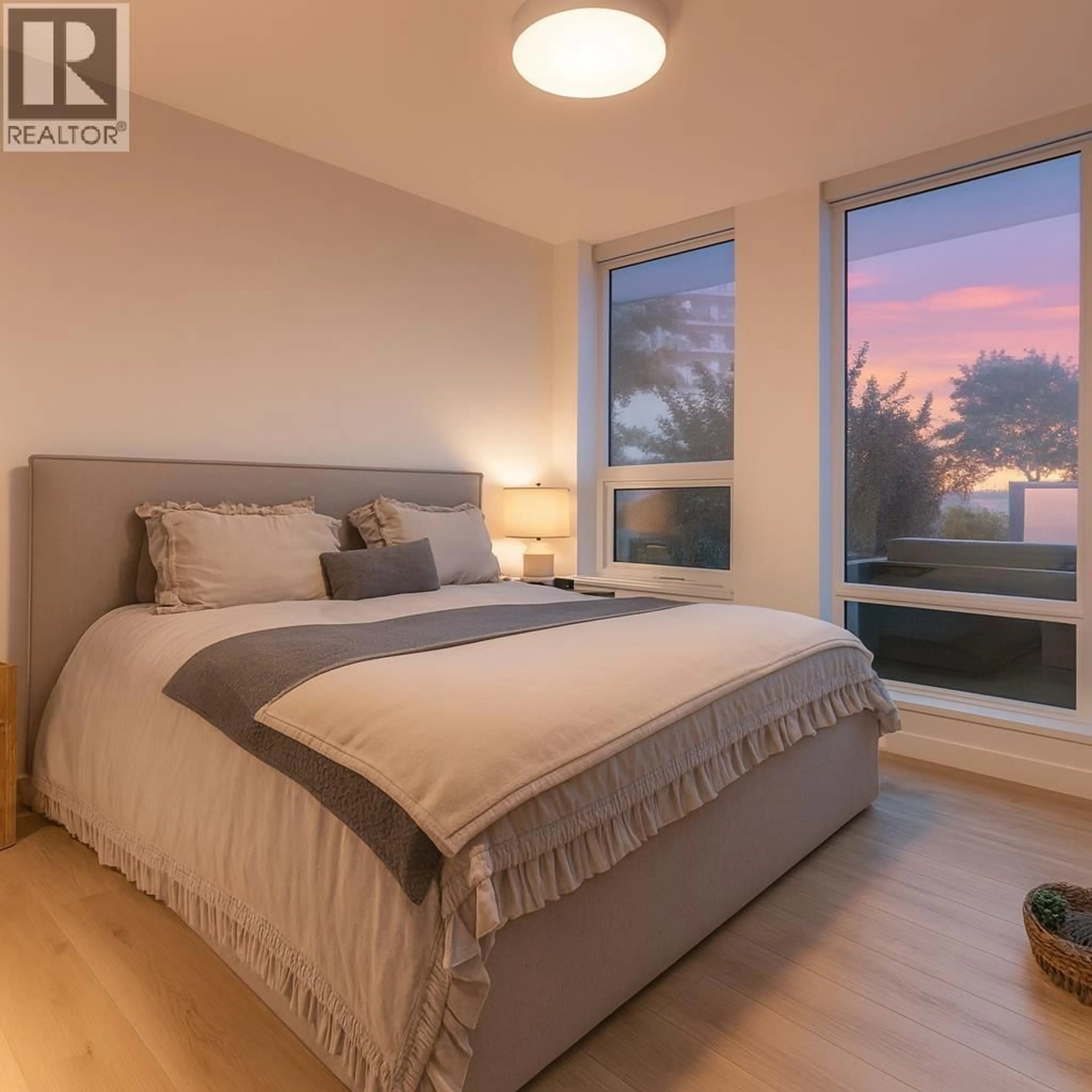 Bedroom with bed, wood/laminate floor for 706 - 1500 FERN STREET, North Vancouver British Columbia V7J0E6