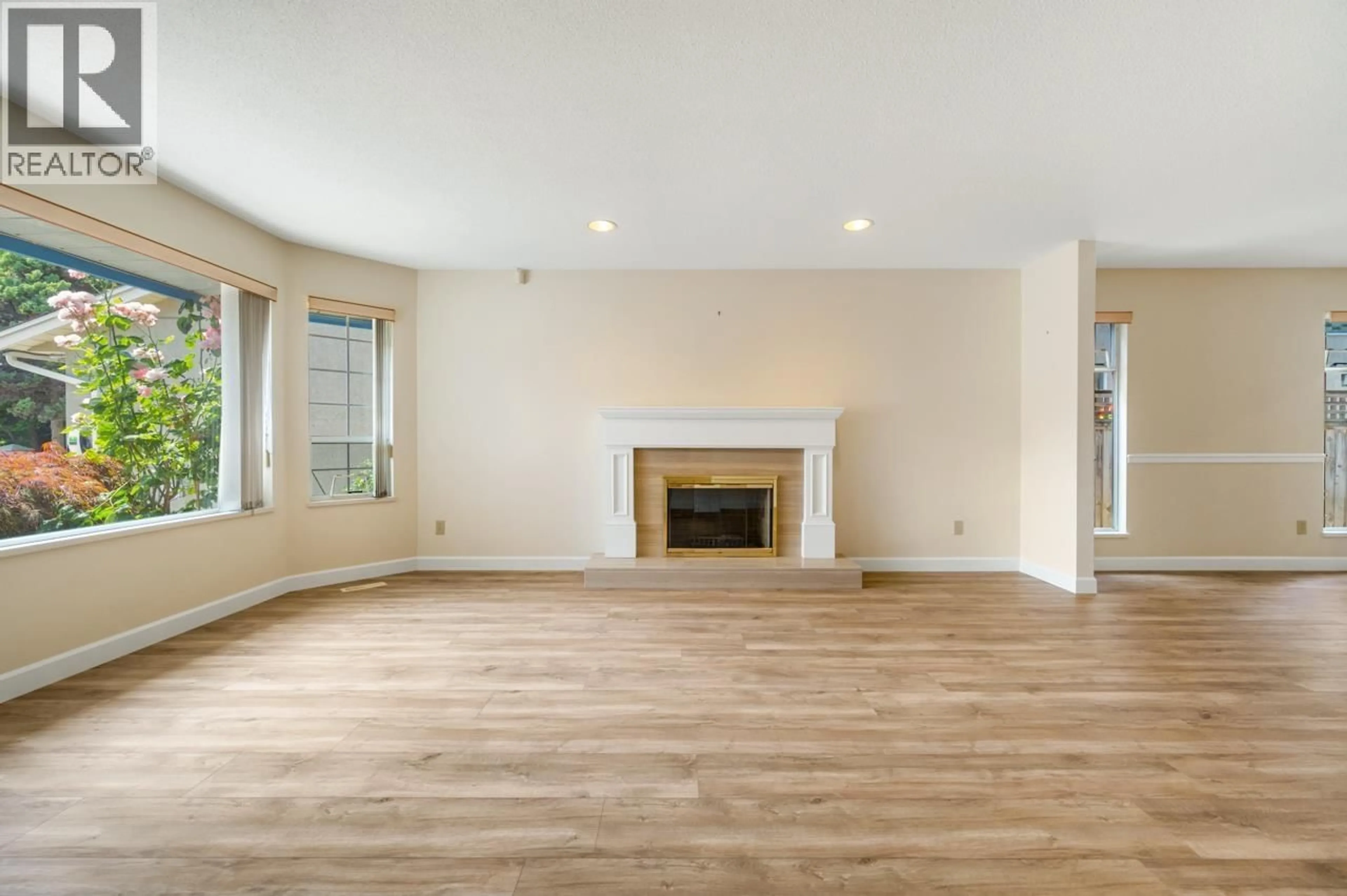 Living room with furniture, wood/laminate floor for 12420 PHOENIX DRIVE, Richmond British Columbia V7E6B3