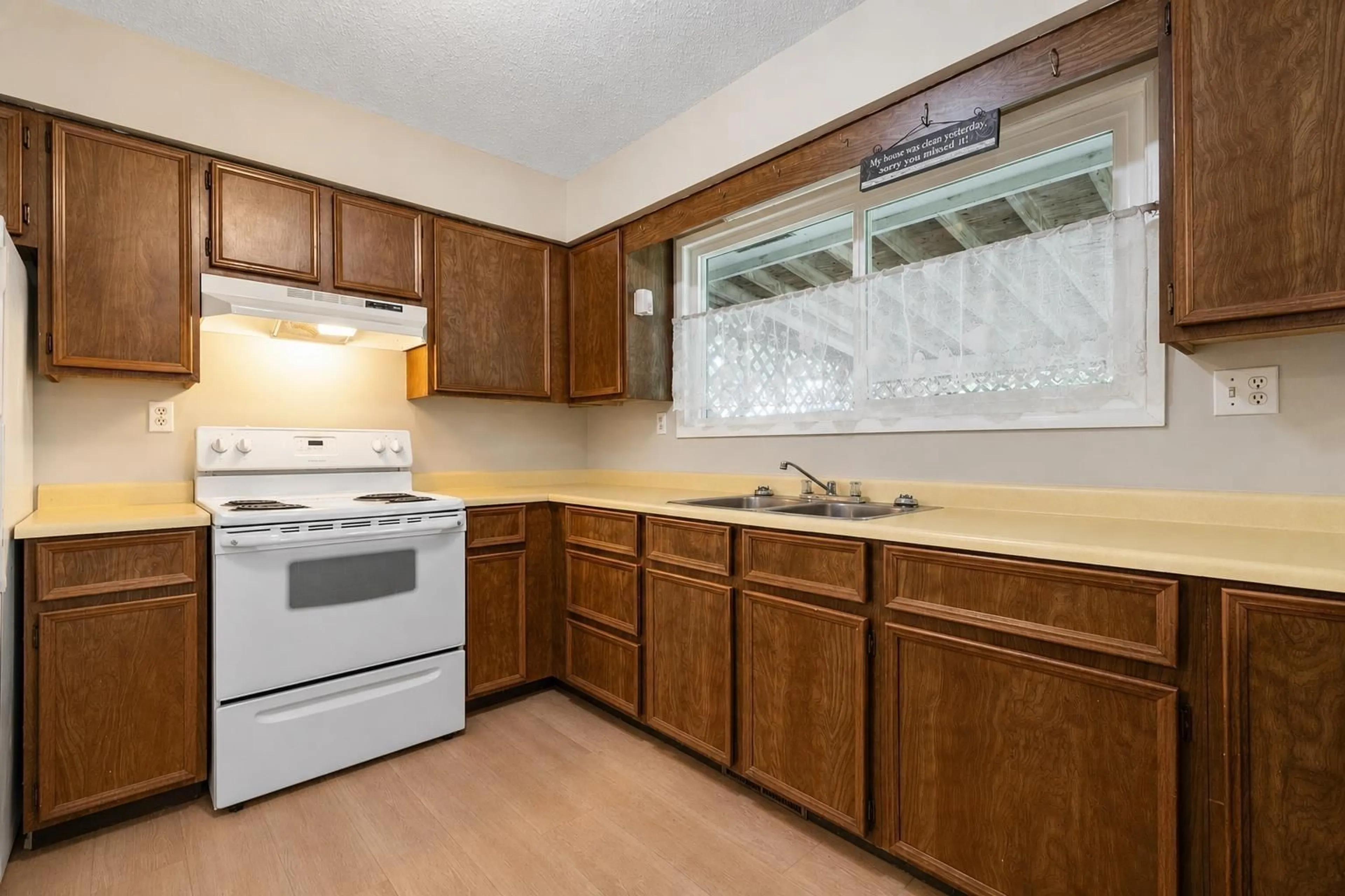 Standard kitchen, unknown for 9195 ASPEN PLACE, Chilliwack British Columbia V2P6W5