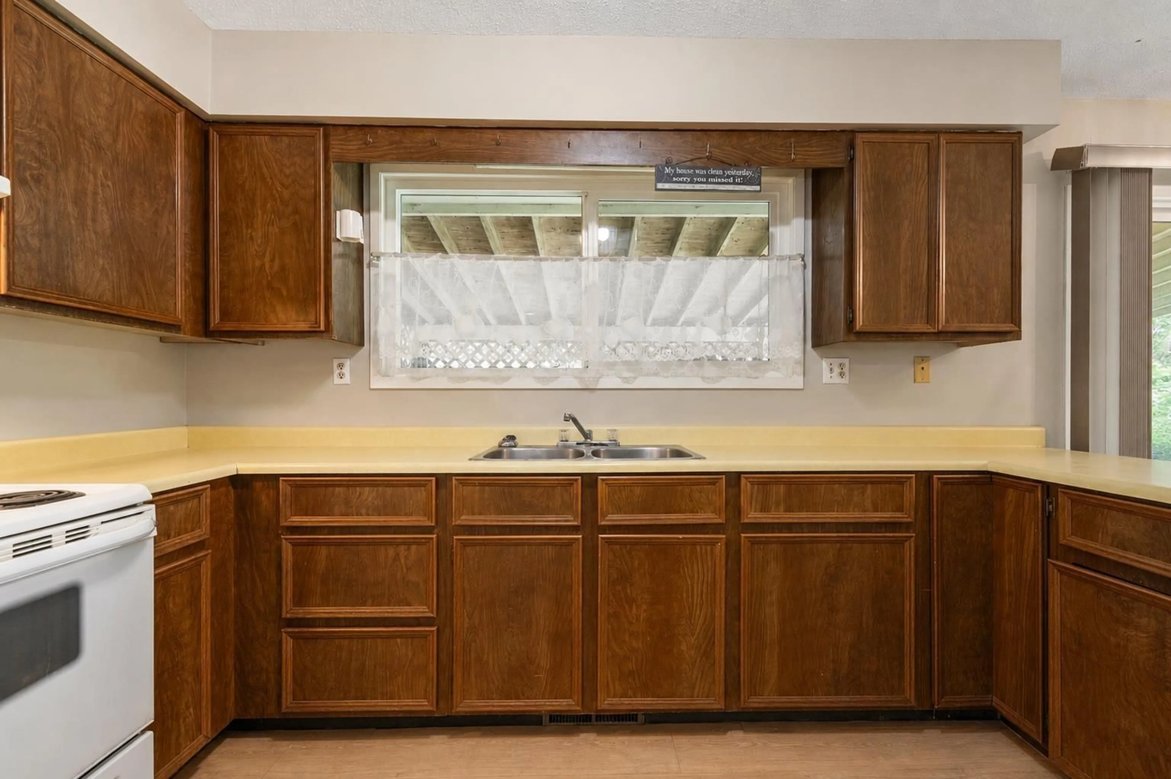 Standard kitchen, ceramic/tile floor for 9195 ASPEN PLACE, Chilliwack British Columbia V2P6W5
