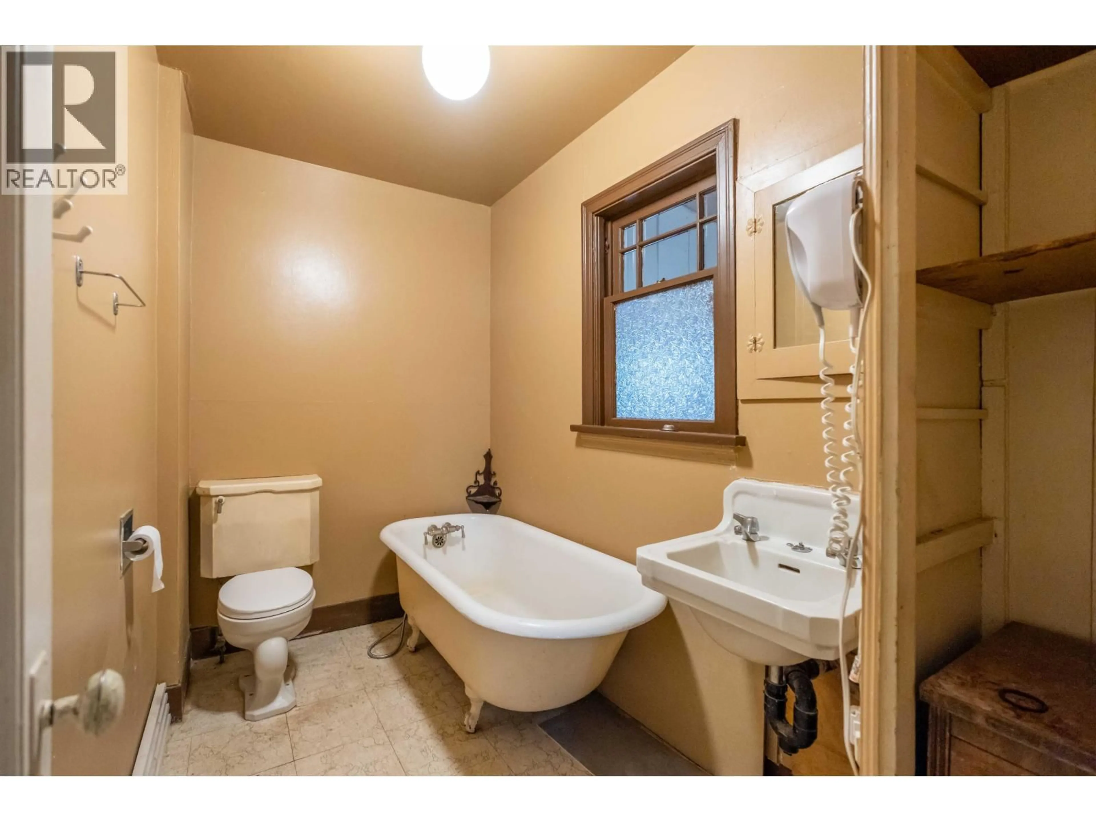 Standard bathroom, ceramic/tile floor for 220 DEVOY STREET, New Westminster British Columbia V3L4E7