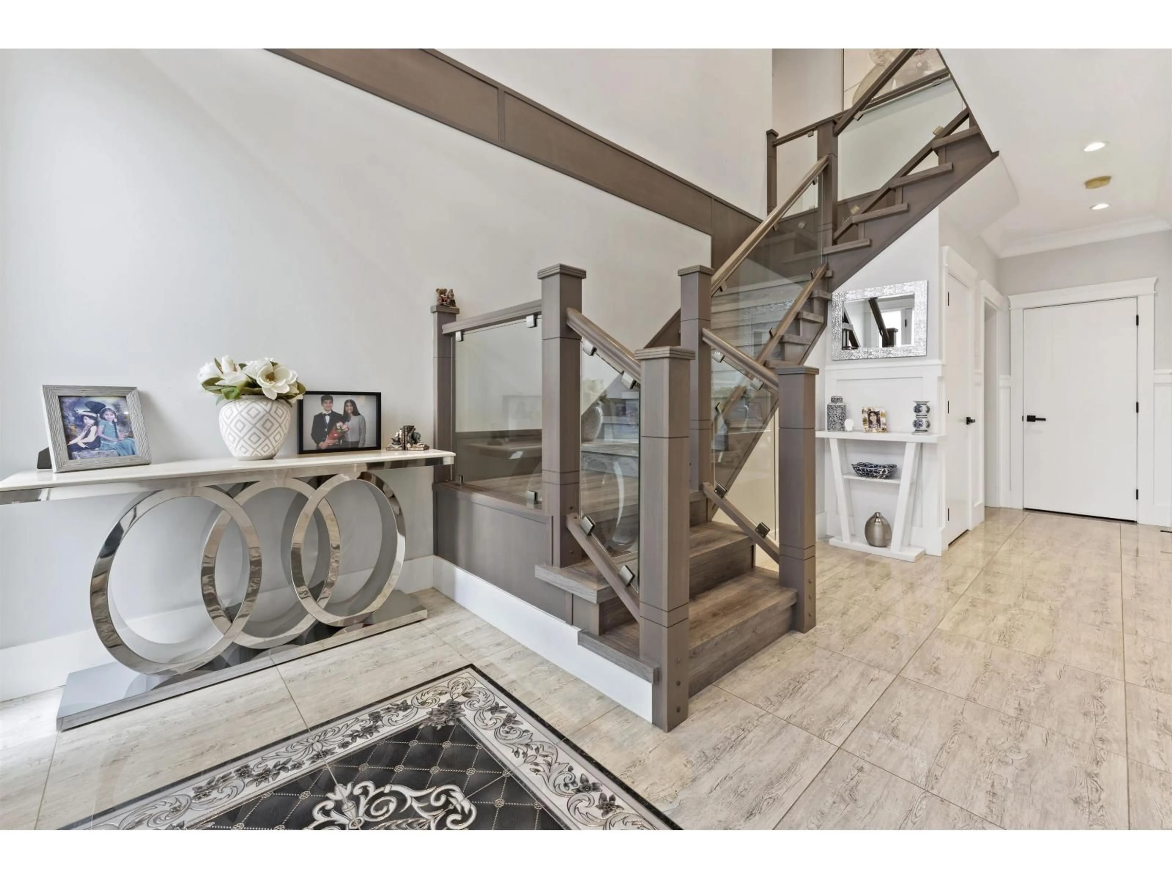 Indoor entryway for 9248 124 STREET, Surrey British Columbia V3V2S3