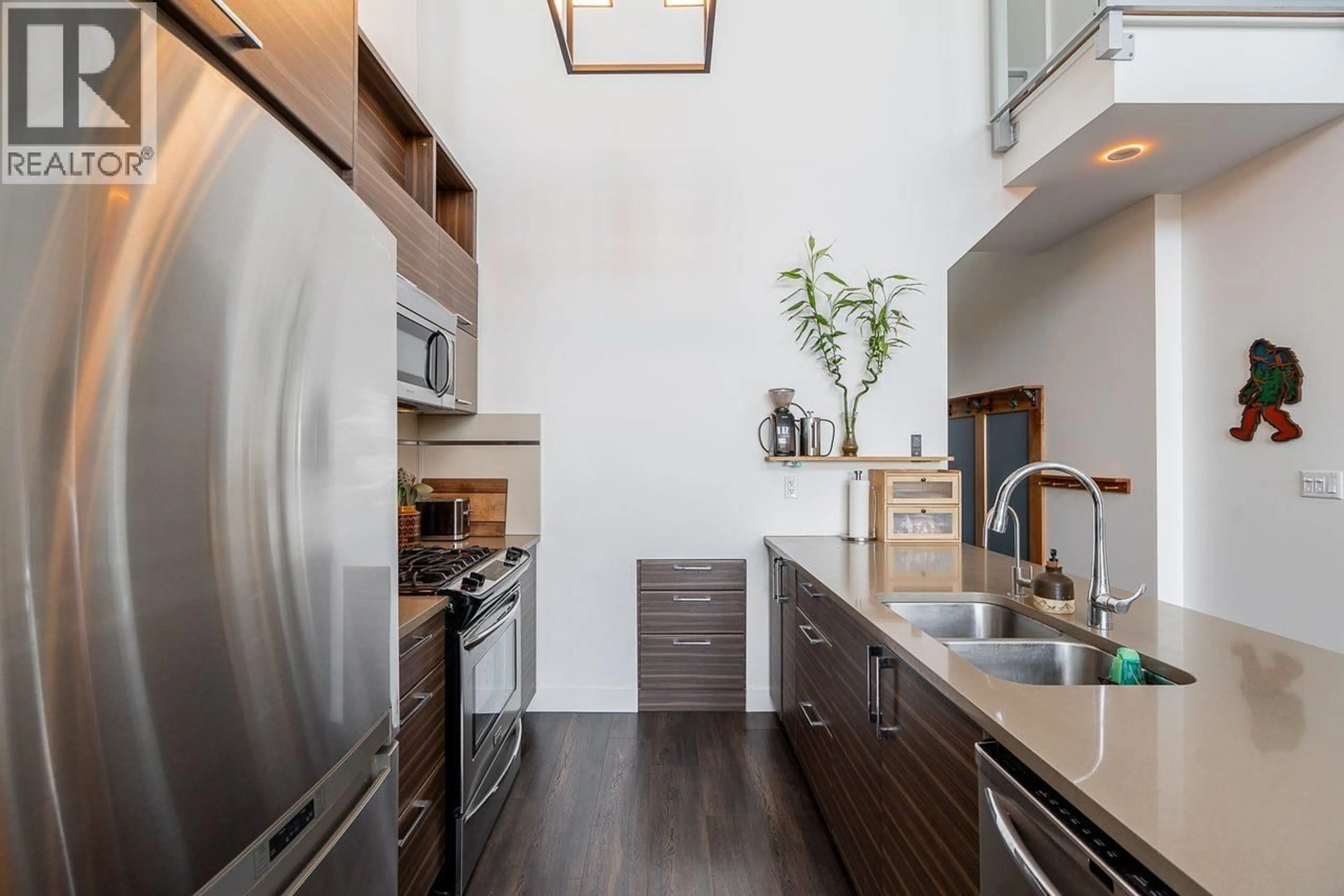 Contemporary kitchen, unknown for 401 - 9150 UNIVERSITY HIGH STREET, Burnaby British Columbia V5A0C5