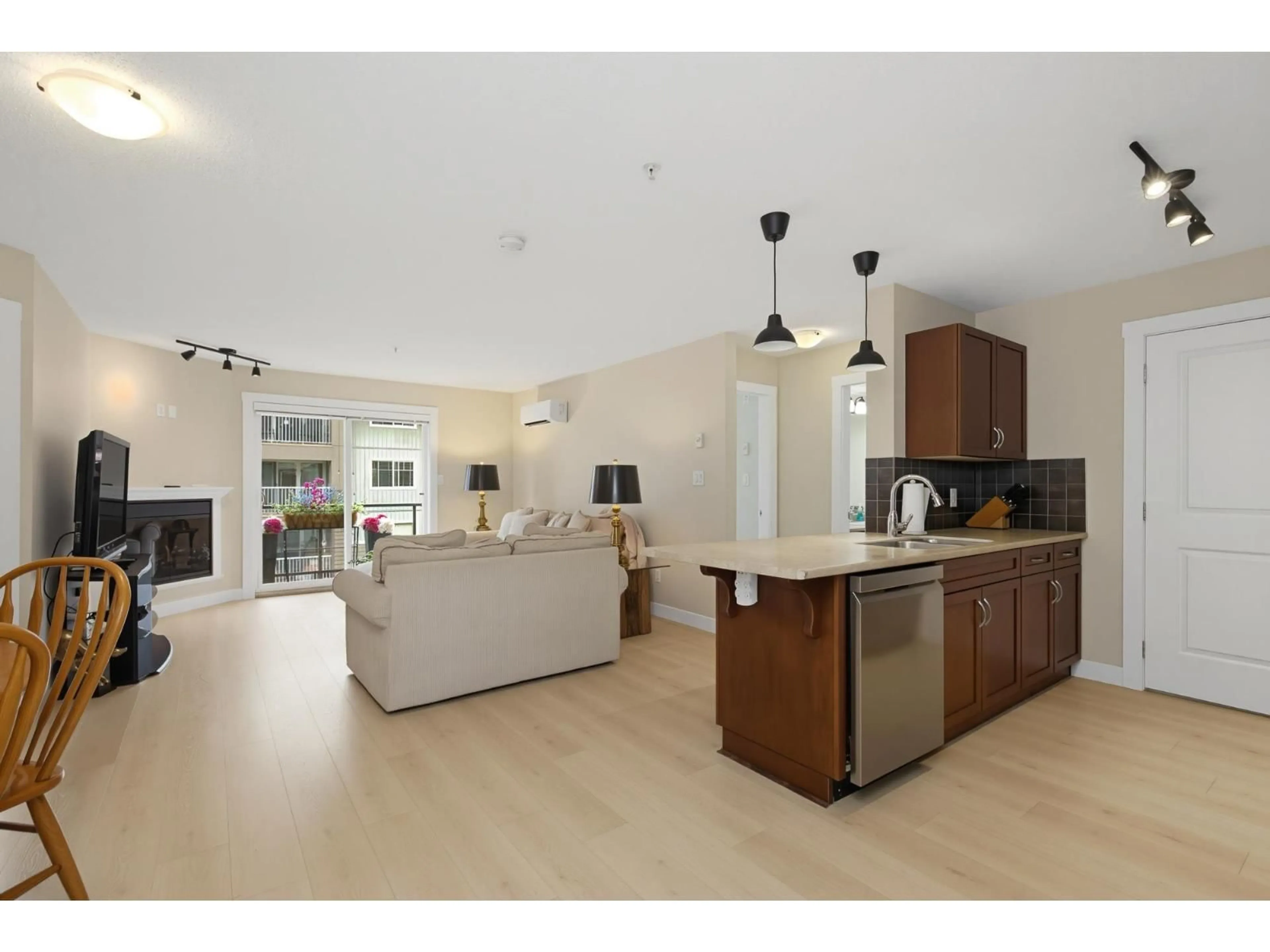 Open concept kitchen, unknown for 306 - 2038 SANDALWOOD CRESCENT, Abbotsford British Columbia V2S3H6