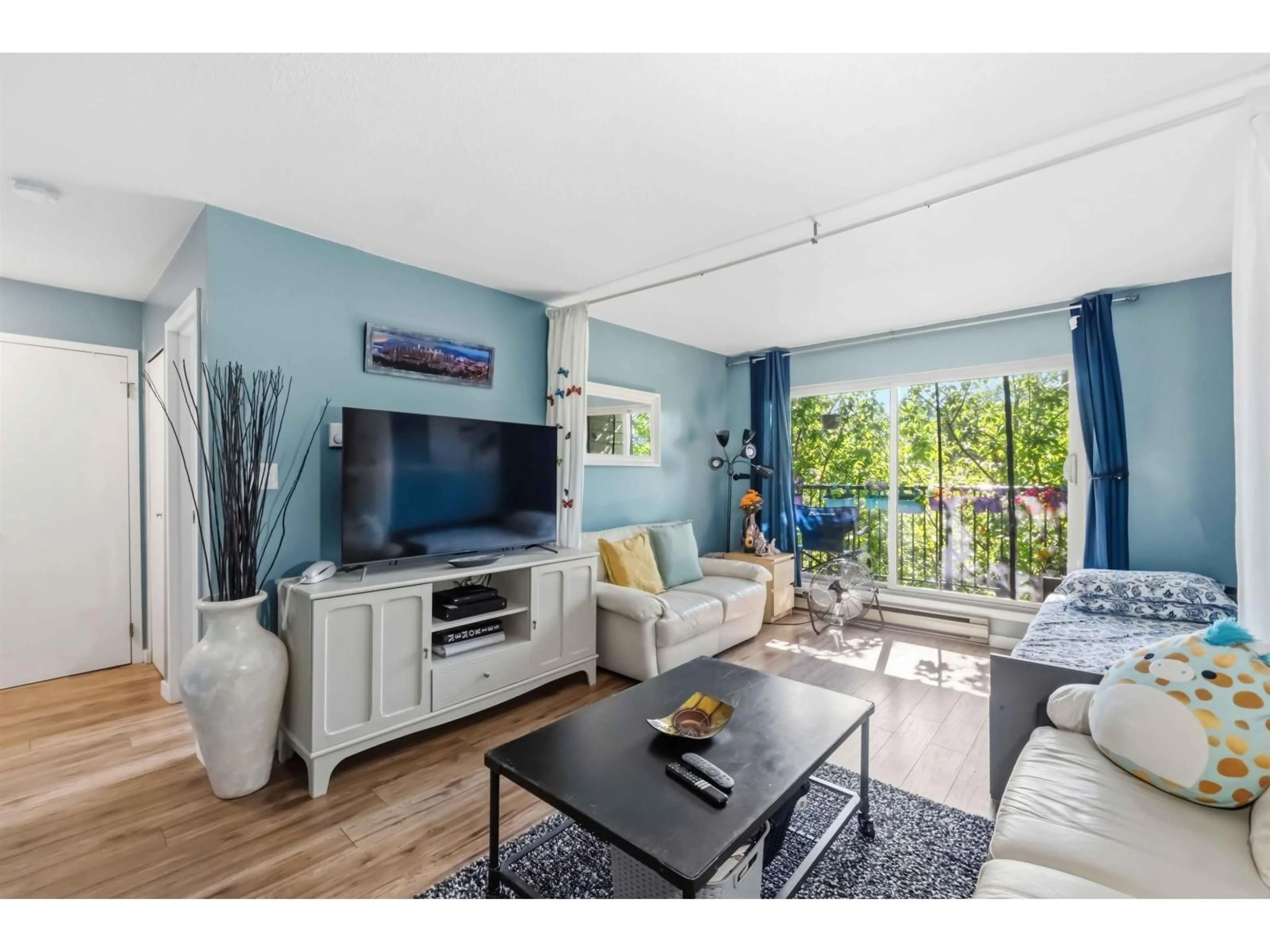 Living room with furniture, wood/laminate floor for 206 - 10468 148 STREET, Surrey British Columbia V3R8T1