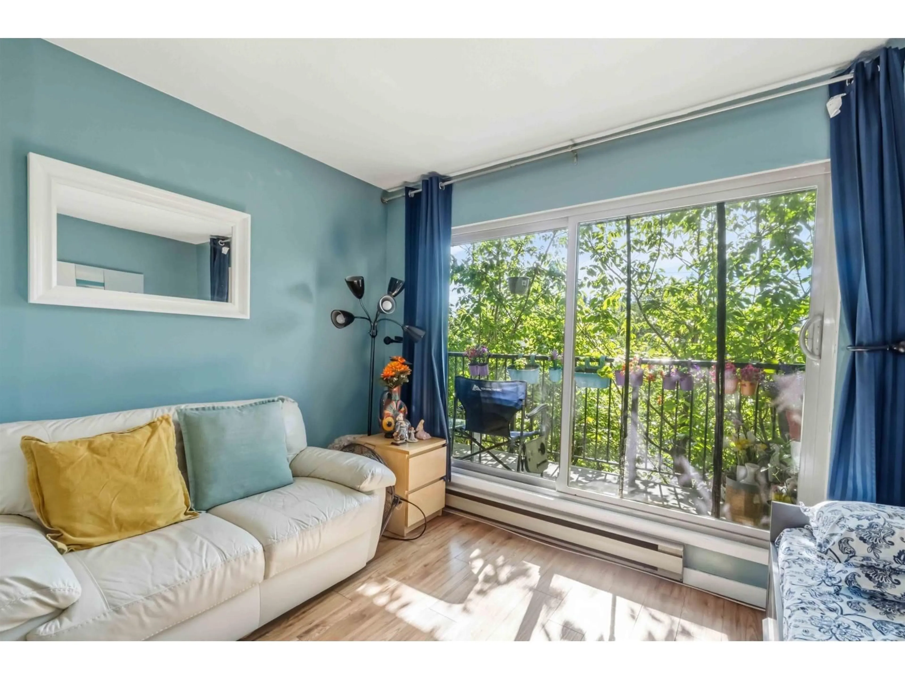 Living room with furniture, wood/laminate floor for 206 - 10468 148 STREET, Surrey British Columbia V3R8T1