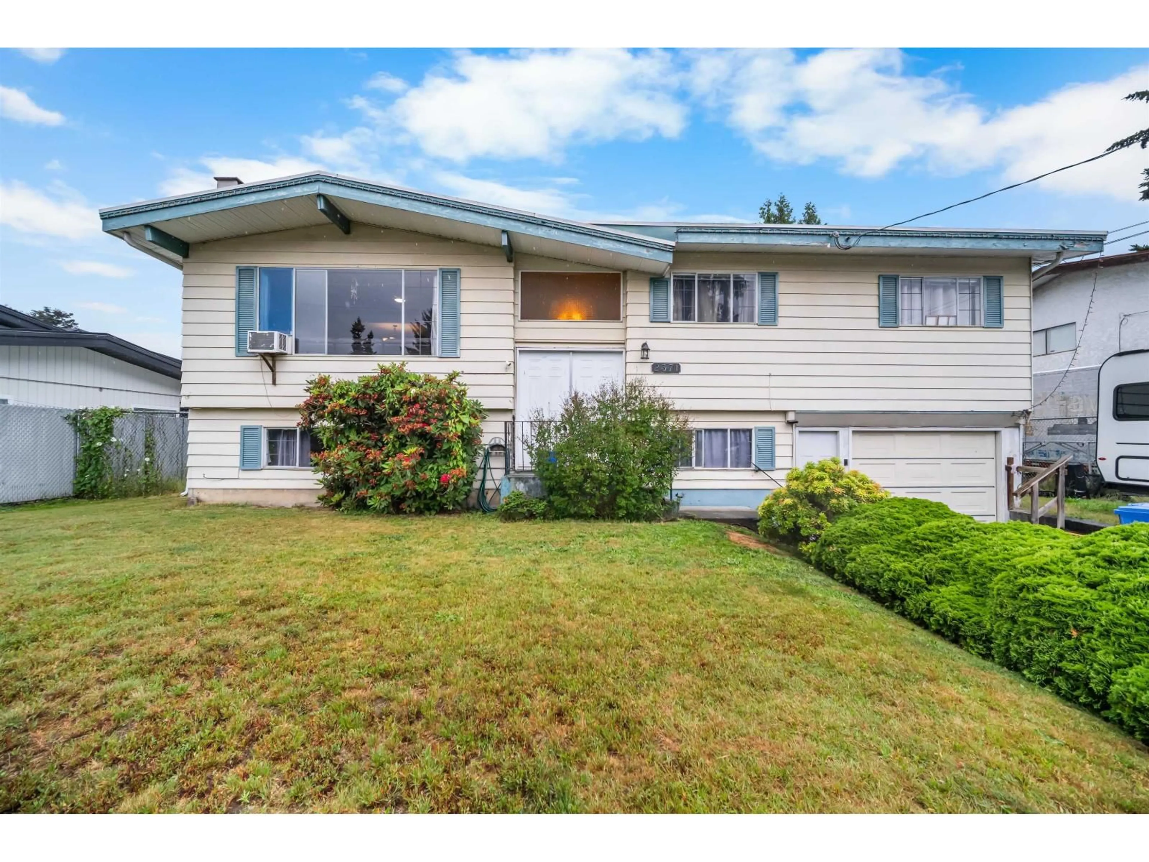 Home with vinyl exterior material, unknown for 2371 BEAVER STREET, Abbotsford British Columbia V2T3C9